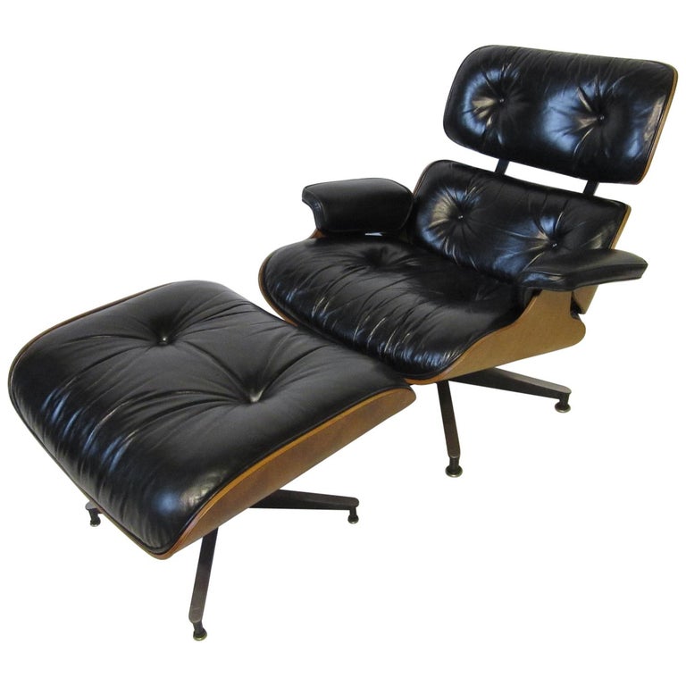 Chaise longue Eames 670 en noyer avec pouf par Herman Miller sur 1stDibs