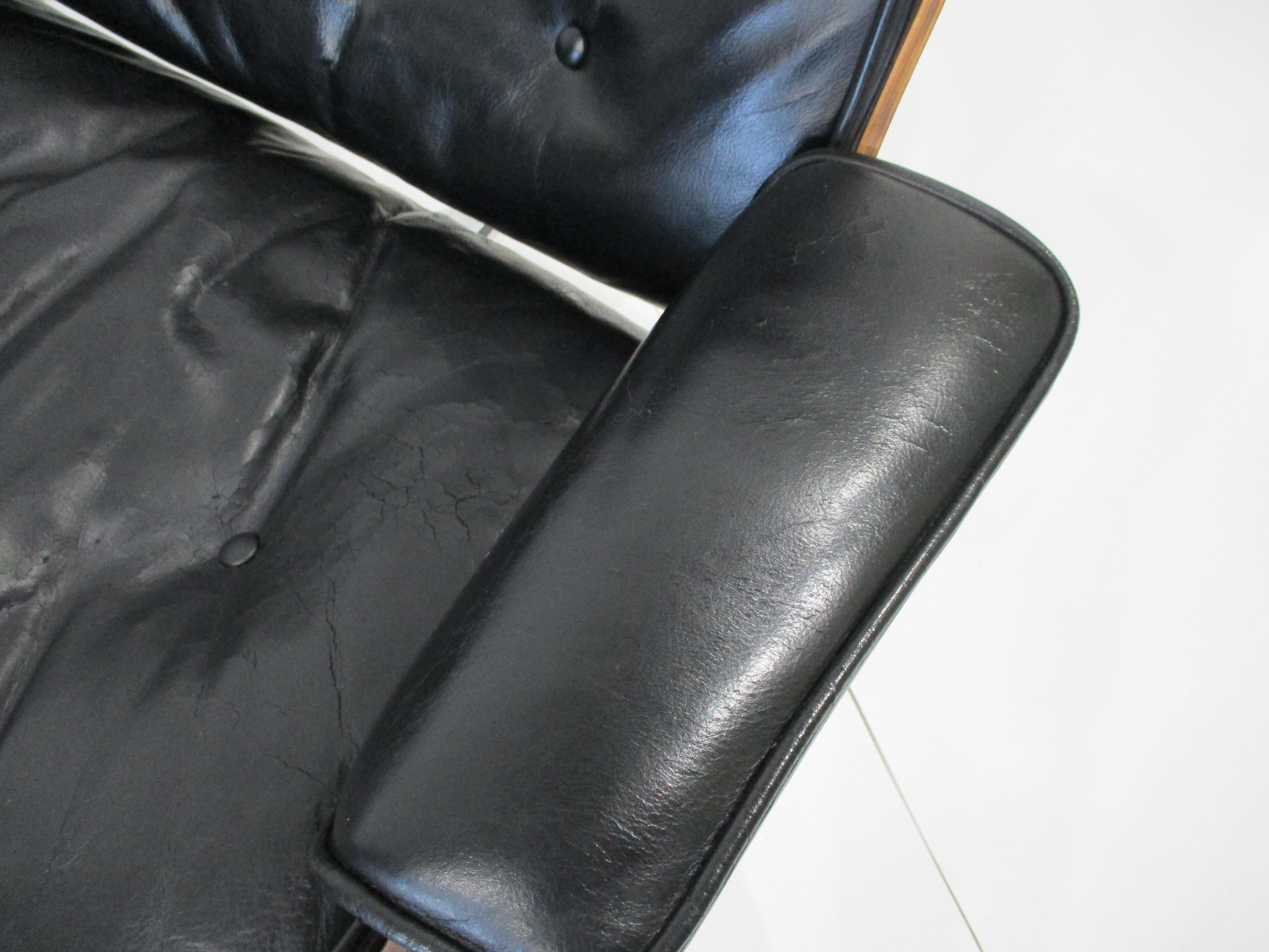 Eames 670 Rosewood Leather Lounge Chair with Ottoman for Herman Miller (A) For Sale 3