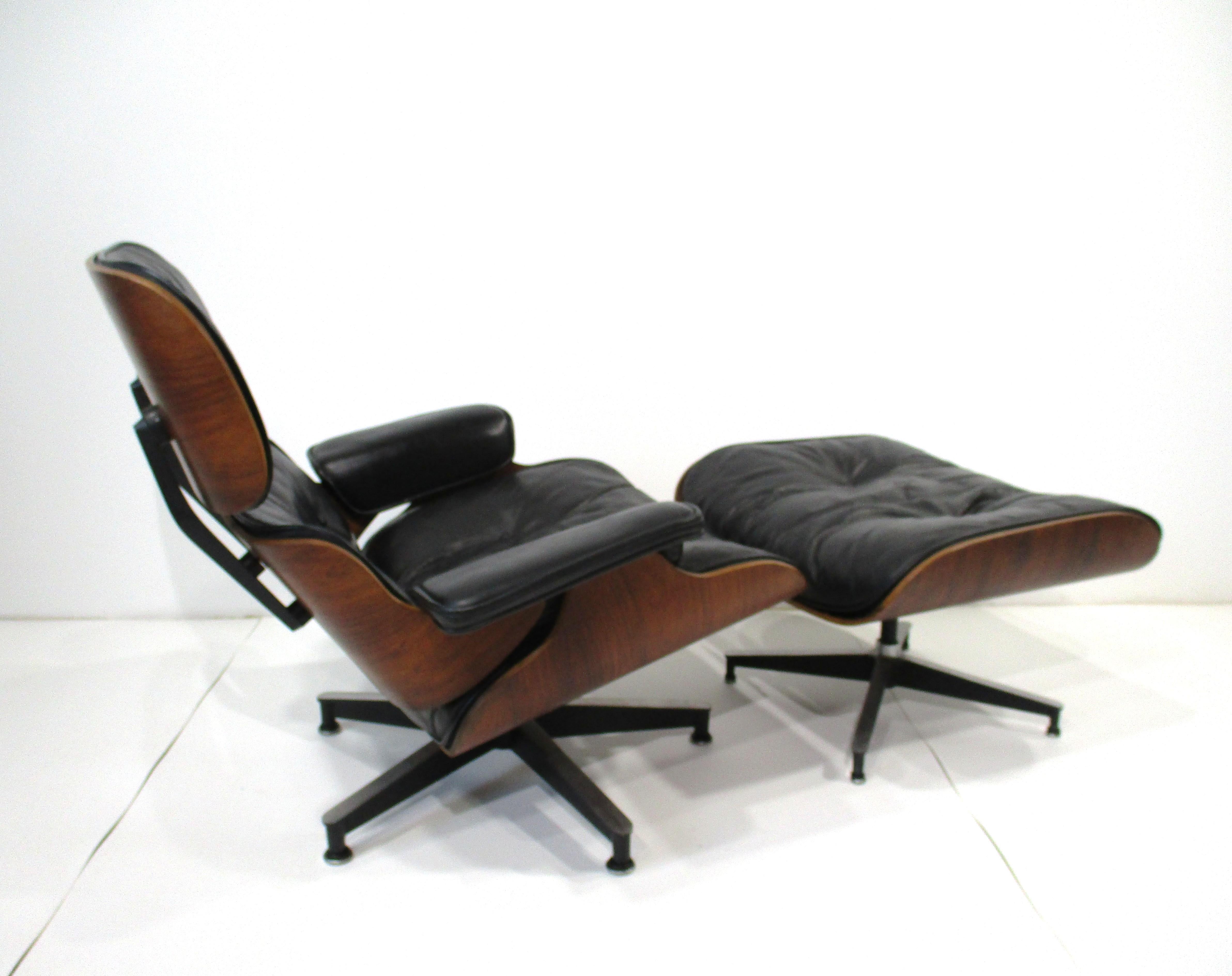 Mid-Century Modern Eames 670 Rosewood Leather Lounge Chair with Ottoman for Herman Miller (A) For Sale