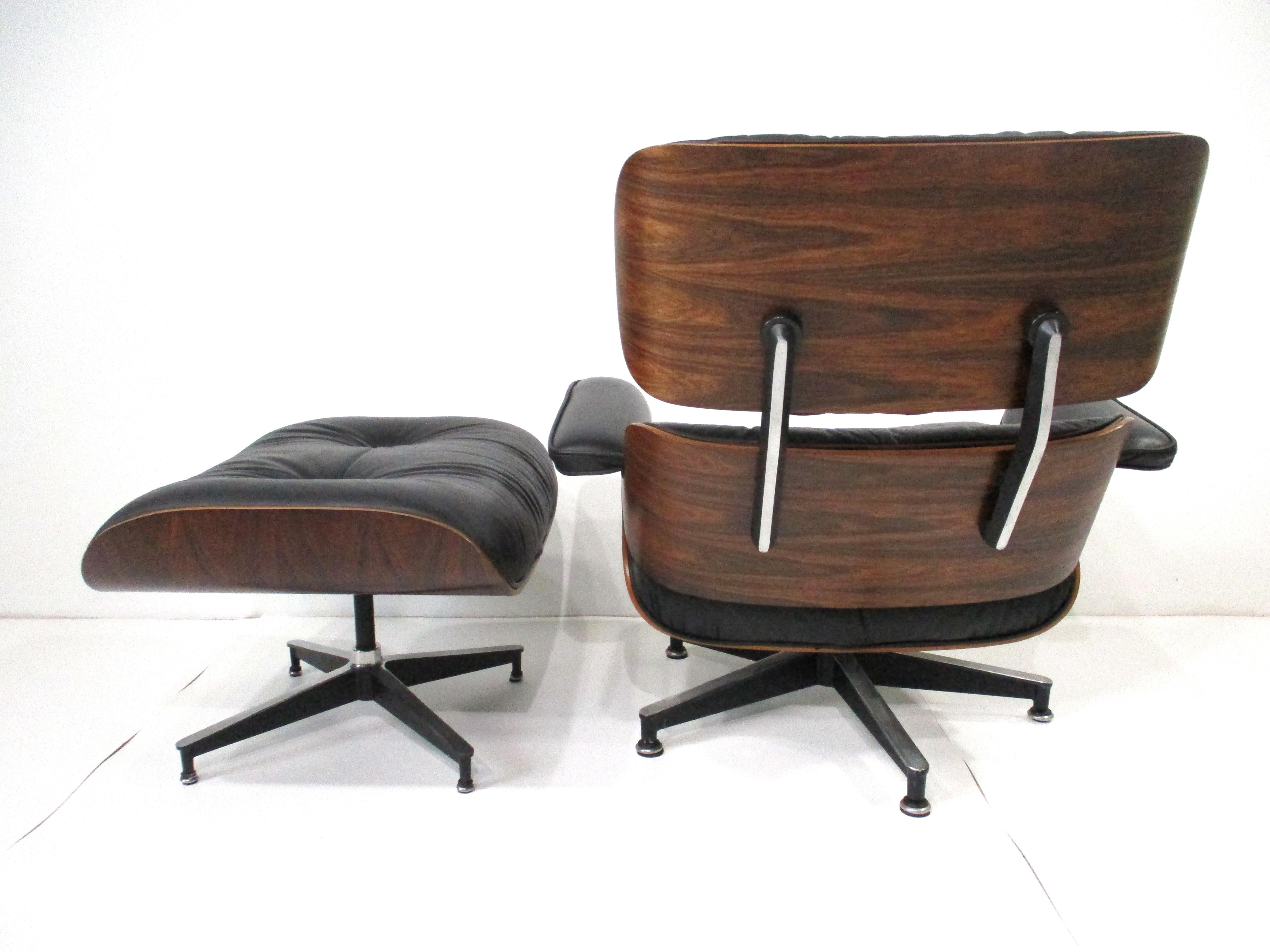 Eames 670 Rosewood Leather Lounge Chair with Ottoman for Herman Miller (A) In Good Condition In Cincinnati, OH