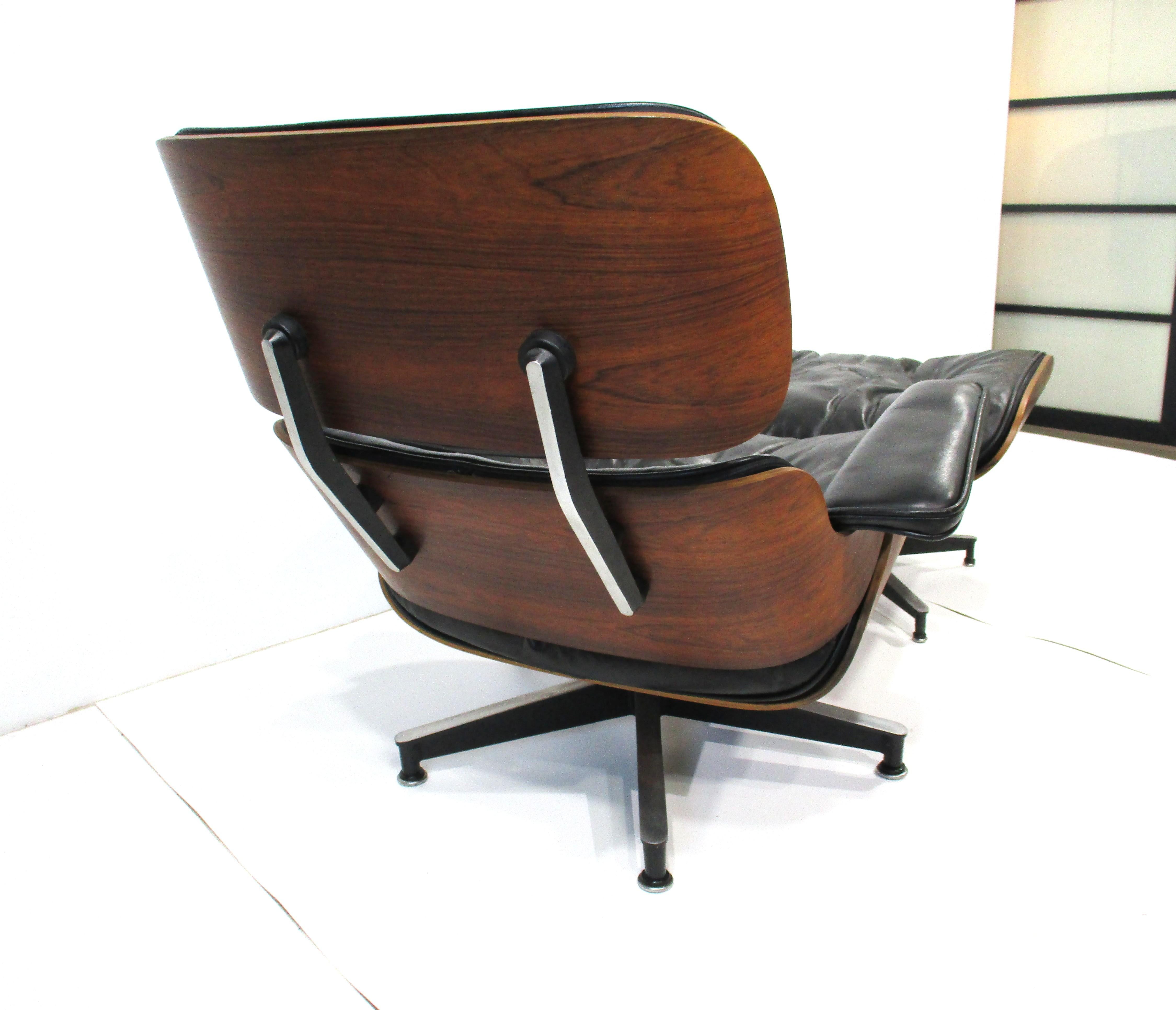 Eames 670 Rosewood Leather Lounge Chair with Ottoman for Herman Miller (A) In Good Condition For Sale In Cincinnati, OH