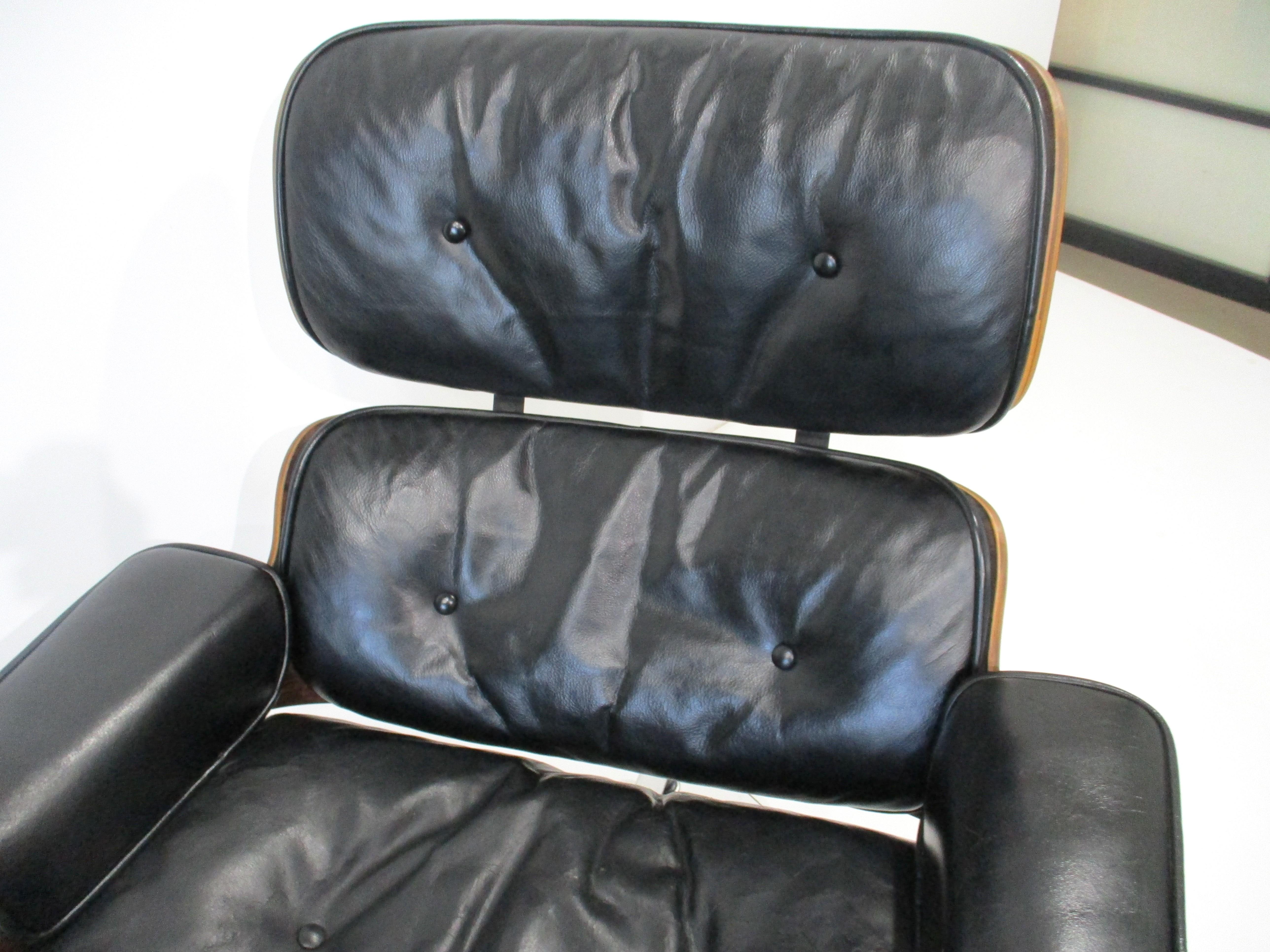 20th Century Eames 670 Rosewood Leather Lounge Chair with Ottoman for Herman Miller (A) For Sale