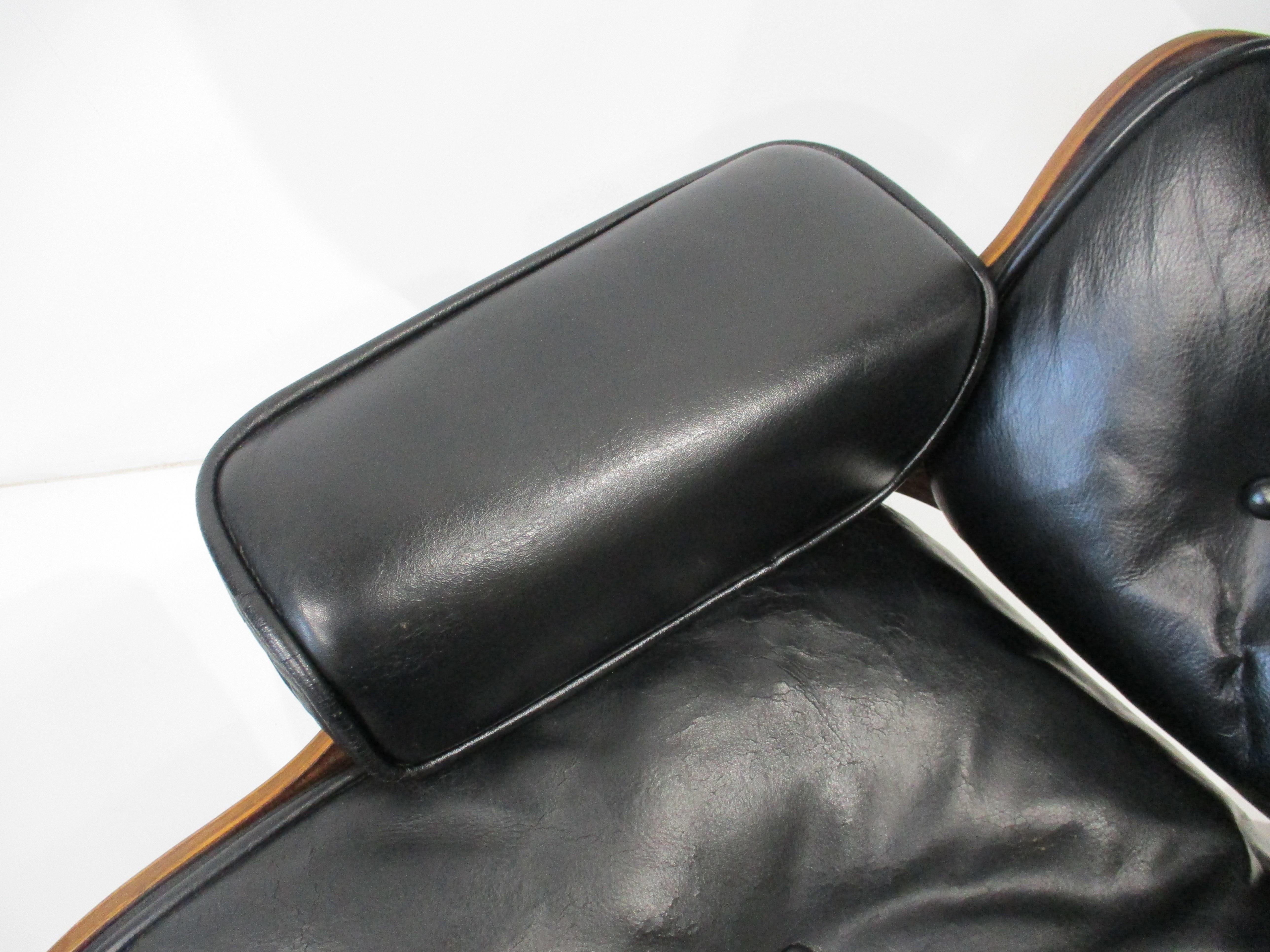 Eames 670 Rosewood Leather Lounge Chair with Ottoman for Herman Miller (A) For Sale 2
