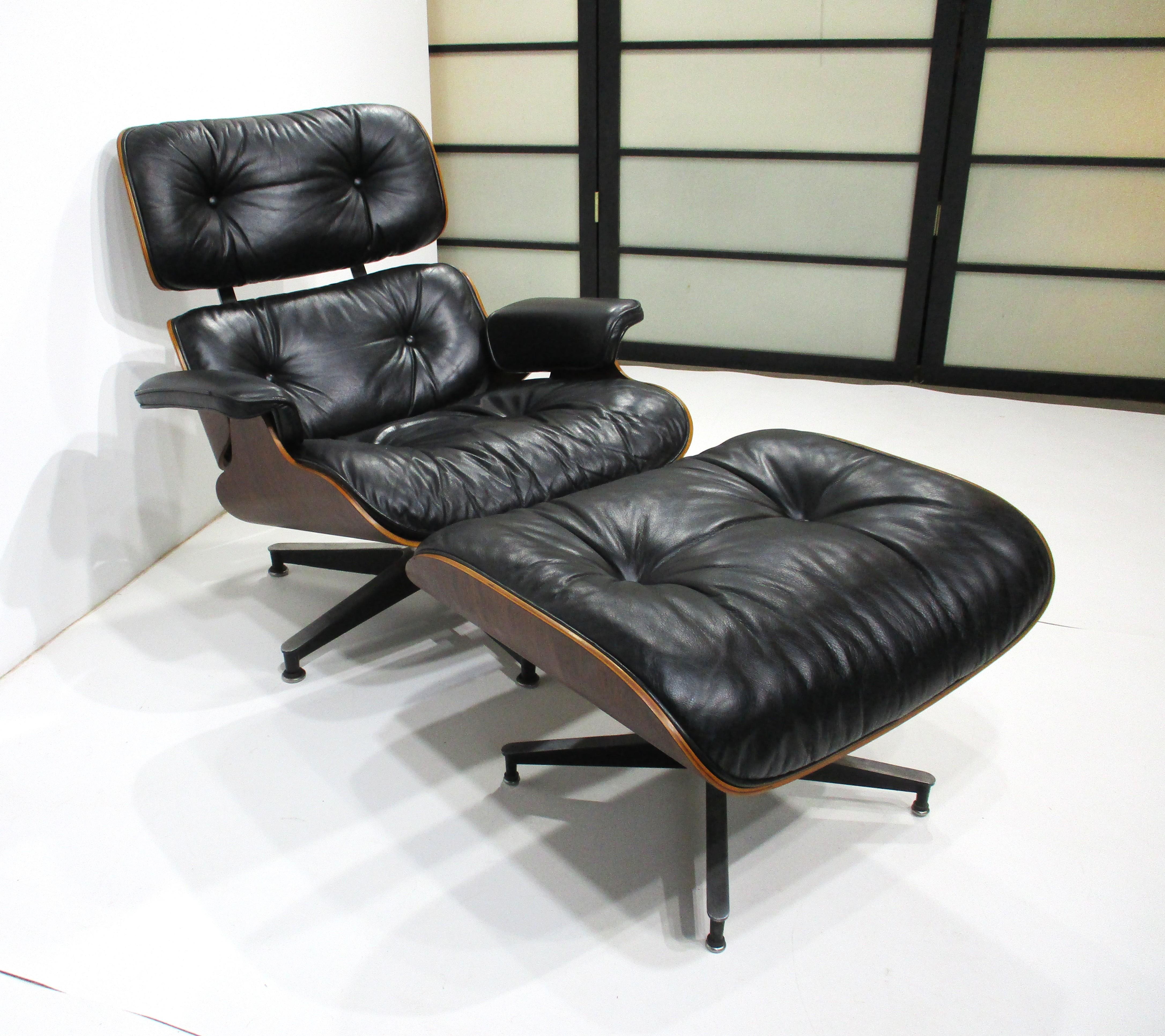 Der Eames 670 Lounge Chair mit der 671 Ottomane ist einer der bekanntesten Entwürfe der Mid-Century-Zeit. In der sehr begehrten weichen schwarzen Leder und noch weiter verbessert mit einem reichen brasilianischen Palisander Rahmen sitzt auf