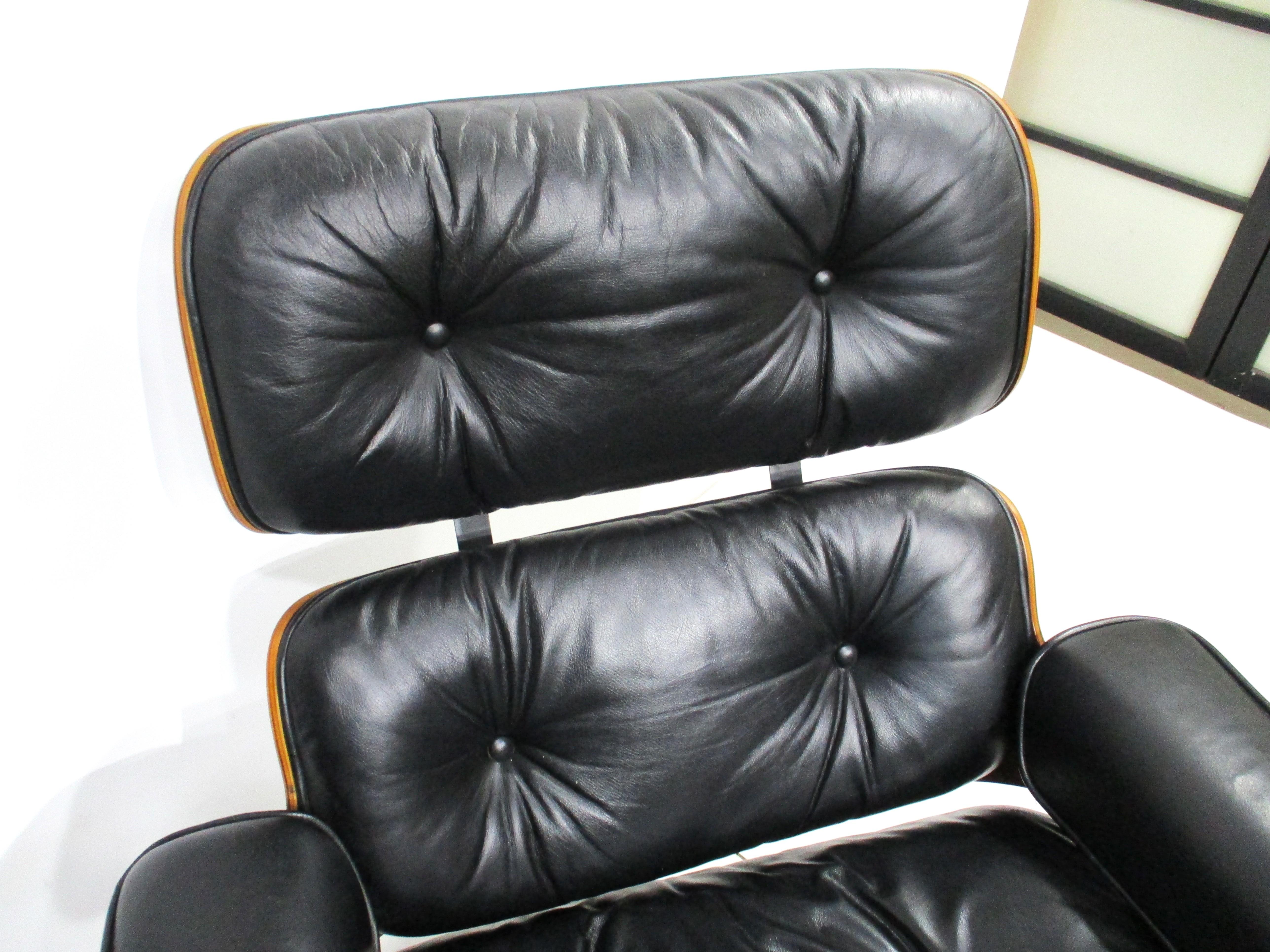 Eames 670 Palisander Leder Lounge Chair mit Ottomane für Herman Miller (DB) im Angebot 1