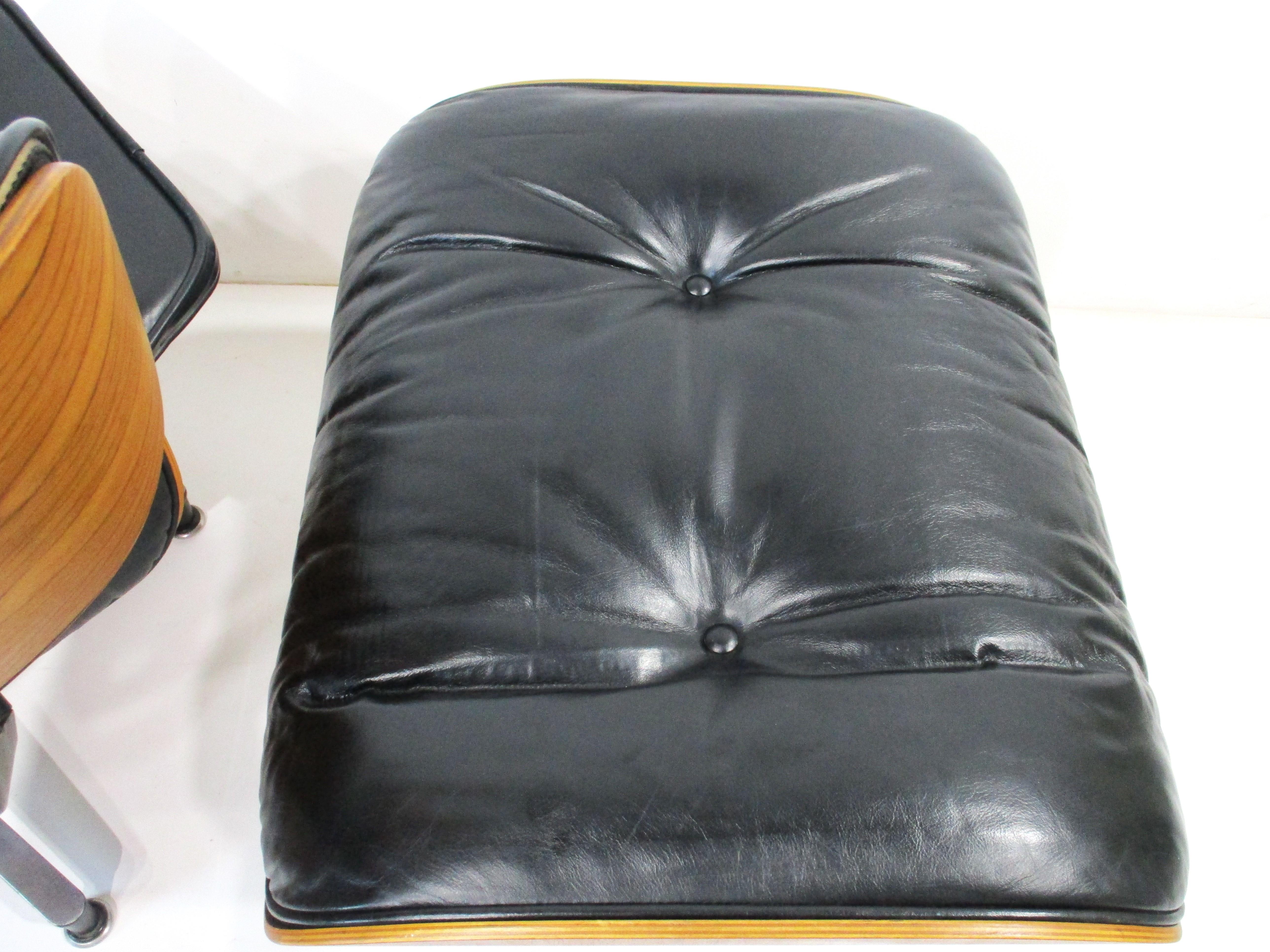 Eames 670 Rosewood Leather Lounge Chair with Ottoman for Herman Miller For Sale 3