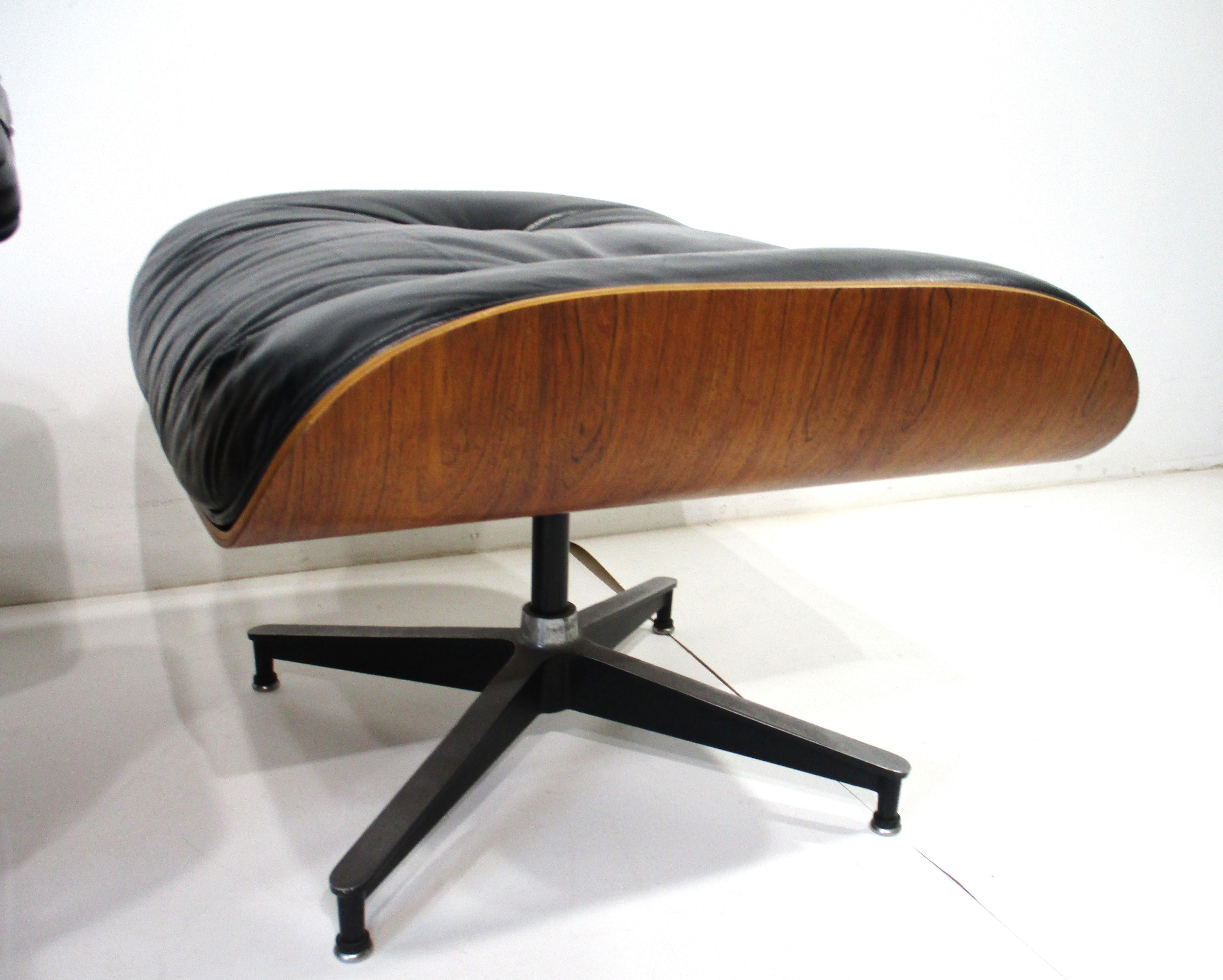 Eames 670 Rosewood Leather Lounge Chair with Ottoman for Herman Miller For Sale 4
