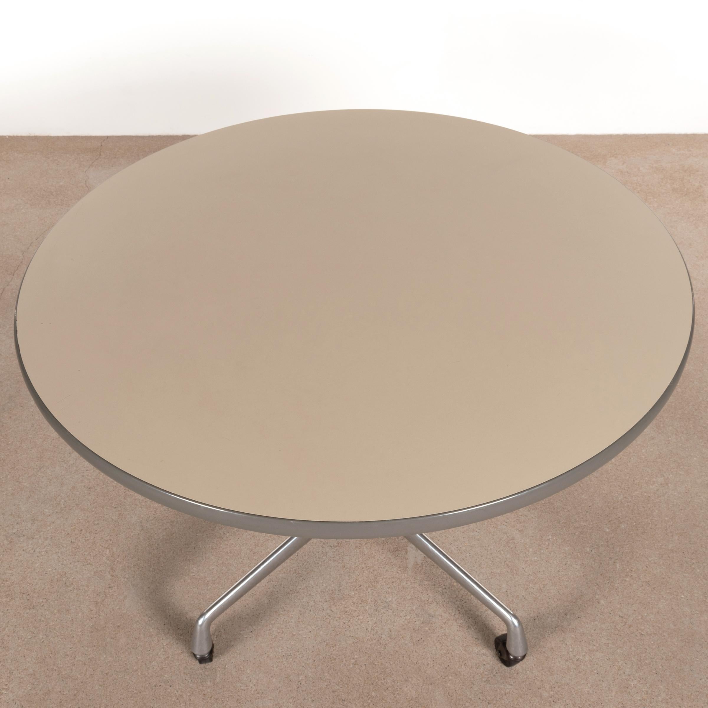 Eames Action Office Table on wheels with Contract Base for Herman Miller In Good Condition In Amsterdam, NL