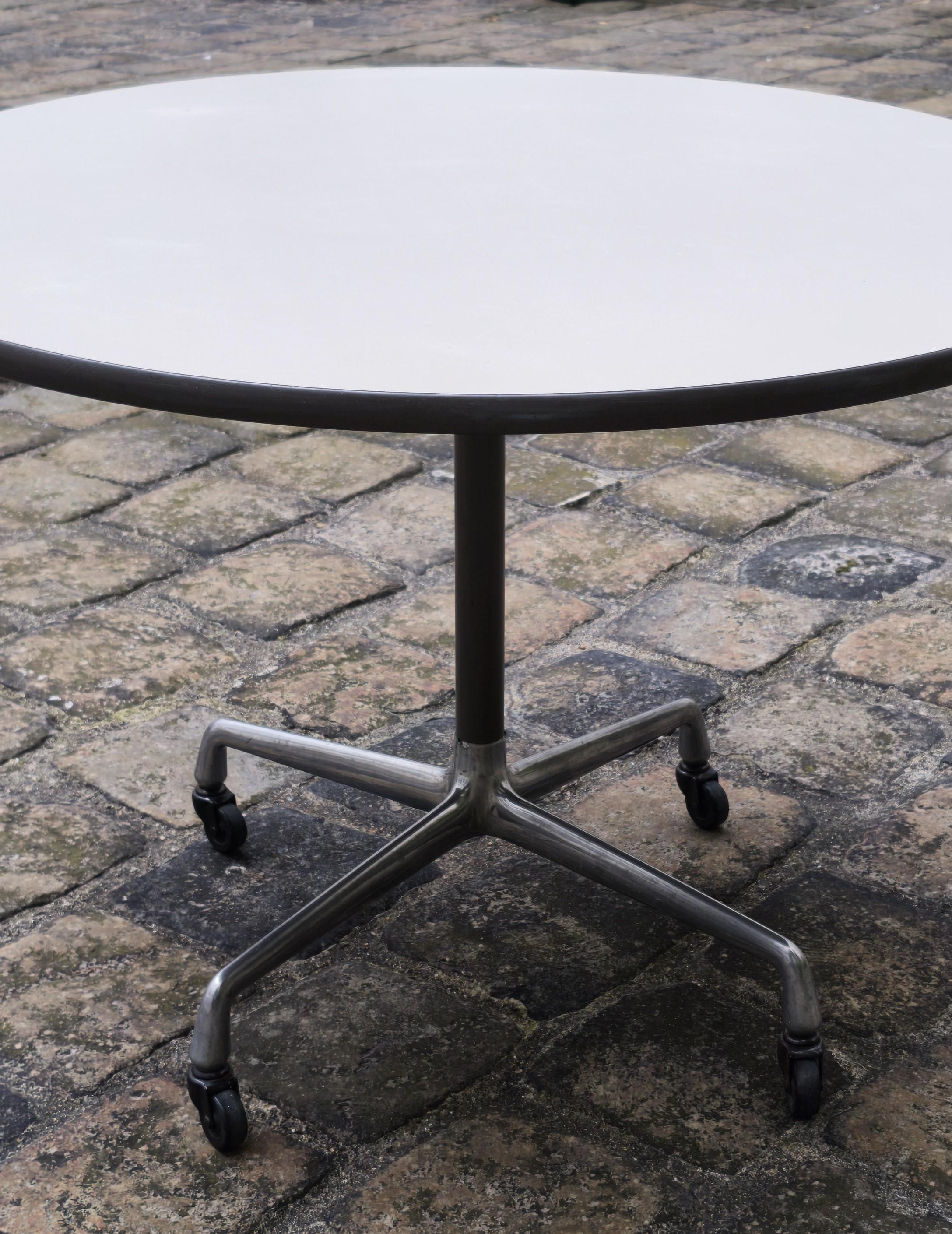 Tavolo rotondo d'epoca Eames su rotelle per Herman Miller, anni 1960-1970.

Piano del tavolo: 106 cm di diametro
74 cm di altezza
Spessore del piano del tavolo: 3 cm

Base a stella in alluminio spazzolato montata su rotelle
Parte superiore tonda di