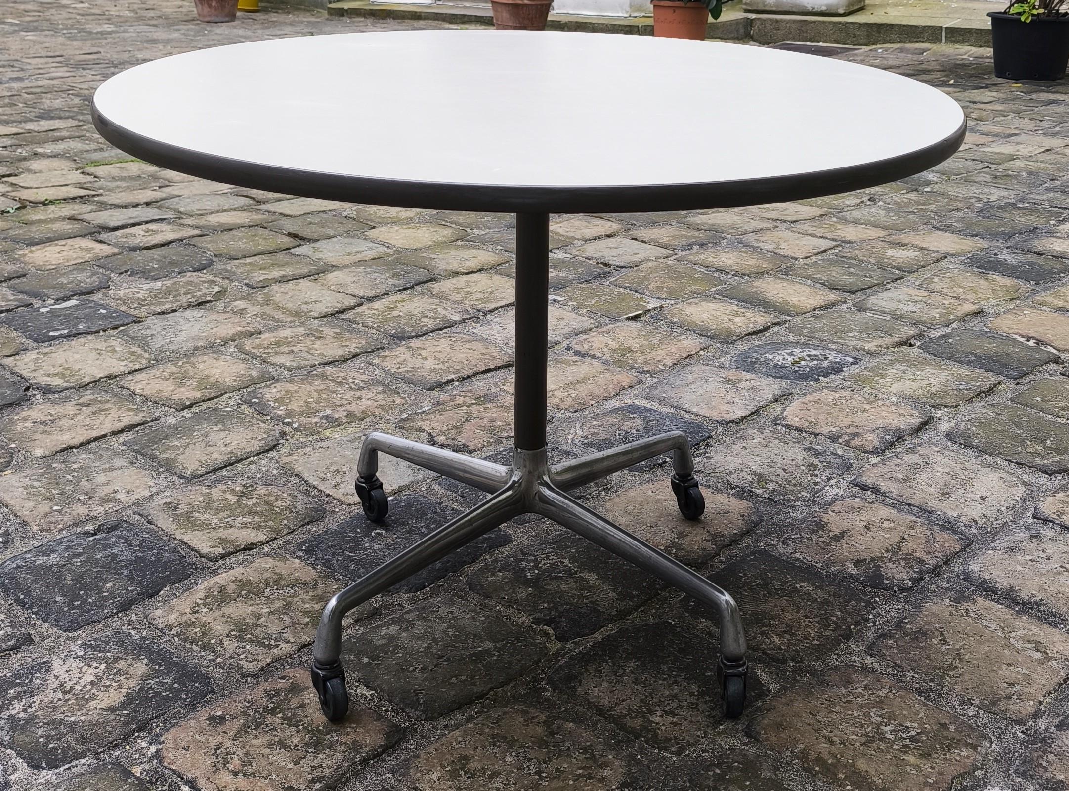 Americano Tavolo da scrivania rotondo con rotelle Eames Action per Herman Miller, anni '70, vintage in vendita