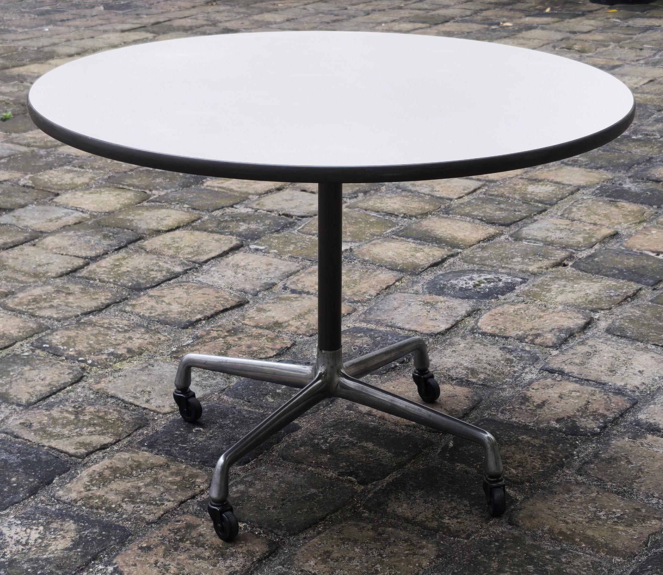 Tavolo da scrivania rotondo con rotelle Eames Action per Herman Miller, anni '70, vintage In condizioni buone in vendita a Paris, FR