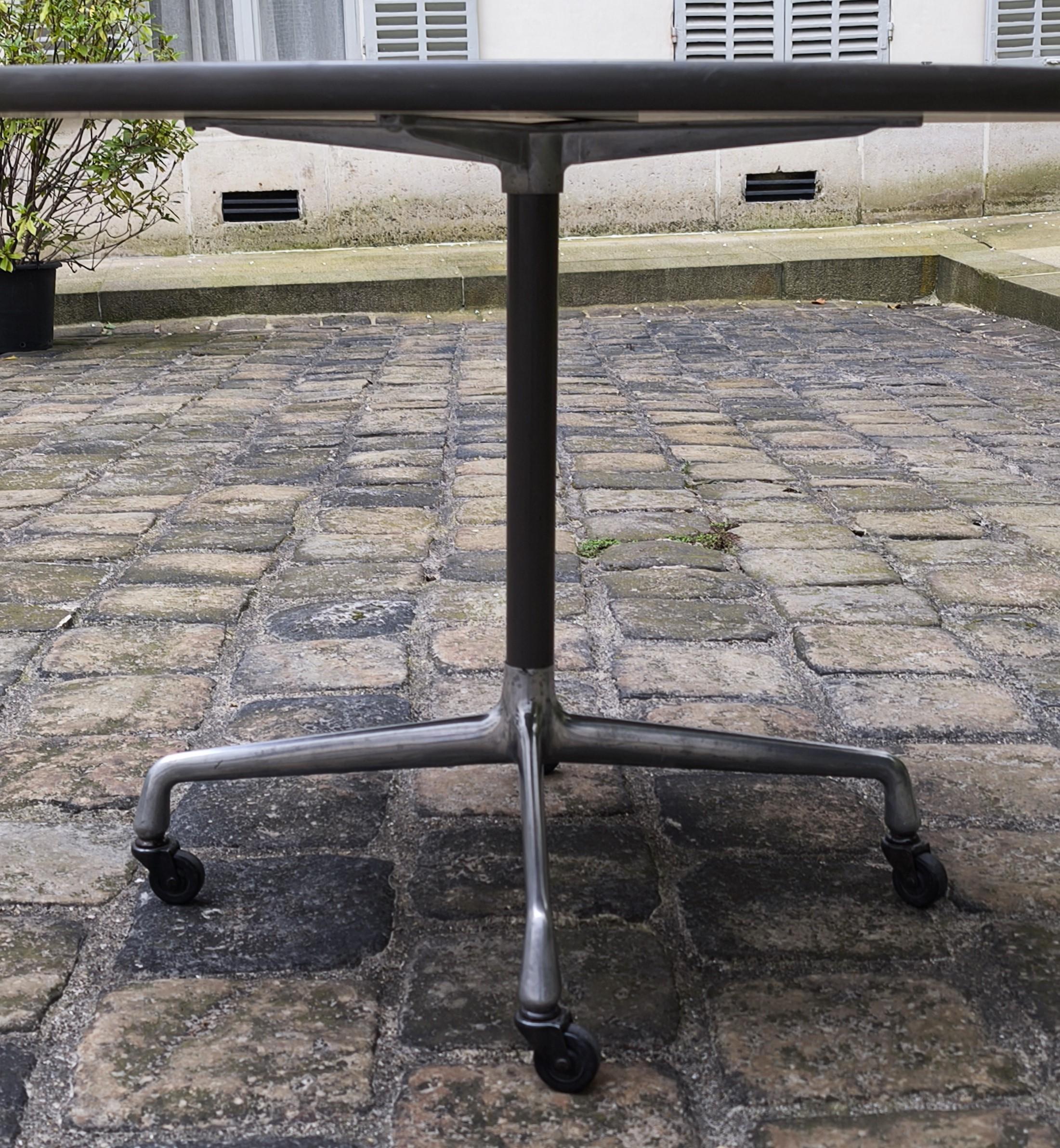 Fine XX secolo Tavolo da scrivania rotondo con rotelle Eames Action per Herman Miller, anni '70, vintage in vendita