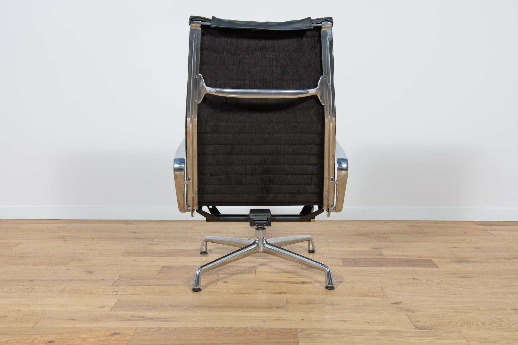 Eames Alu Group EA124 & EA125 Lounge Chair & Ottoman by Charles & Ray Eames  For Sale 3