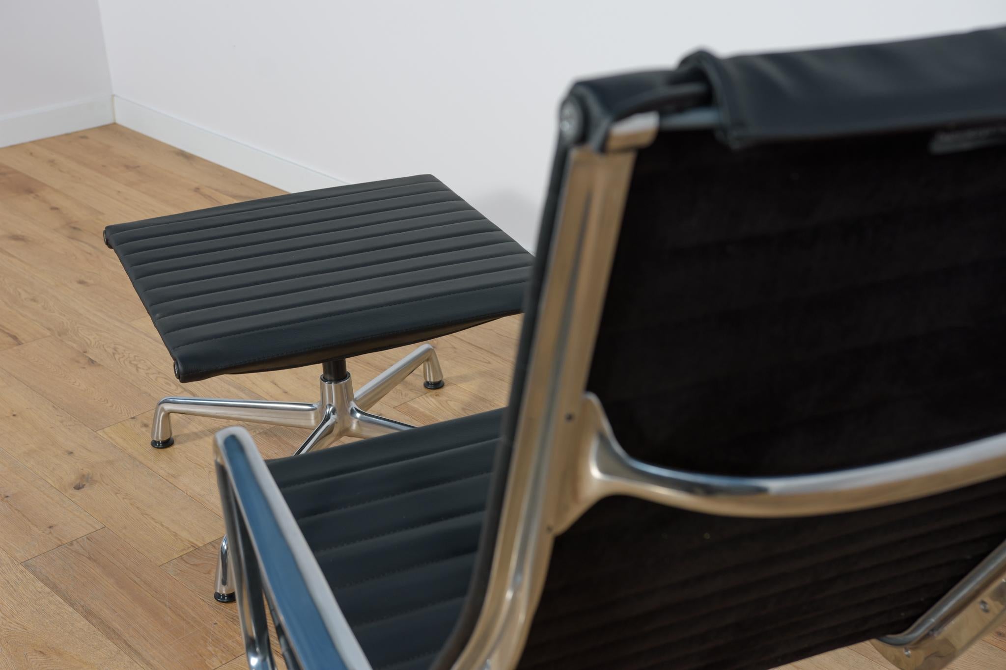 Chaise longue et pouf Eames Alu Group EA124 & EA125 de Charles & Ray Eames  en vente 9