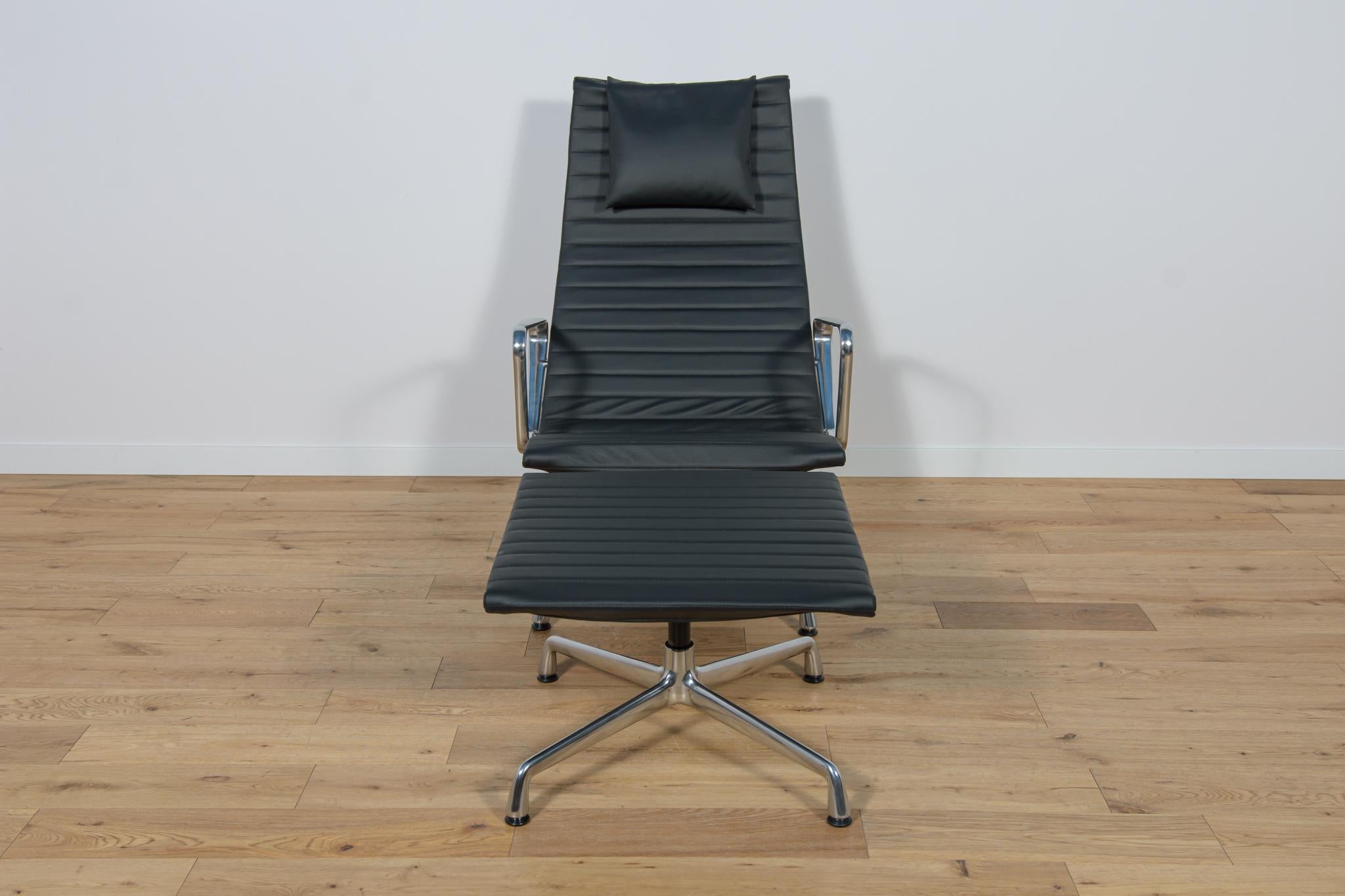 Le fauteuil et le pouf en aluminium EA124 & EA125 constituent l'un des plus grands designs de meubles du 20e siècle. Charles et Ray Eames ont conçu le fauteuil et le pouf en 1958 pour la résidence privée de l'industriel J. Irwin Miller. Lors de la