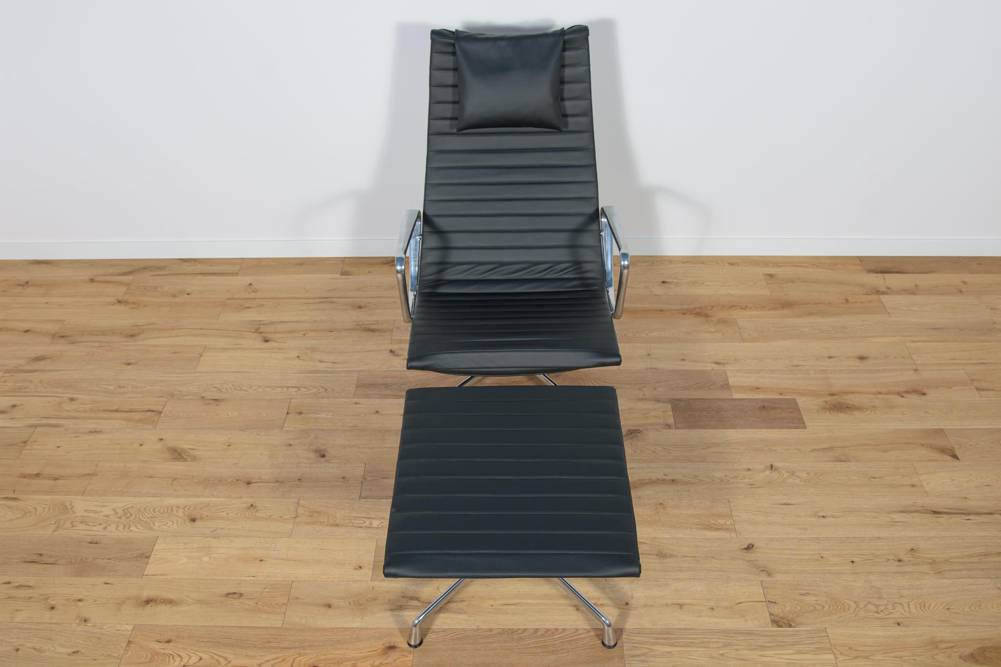 Mid-Century Modern Chaise longue et pouf Eames Alu Group EA124 & EA125 de Charles & Ray Eames  en vente