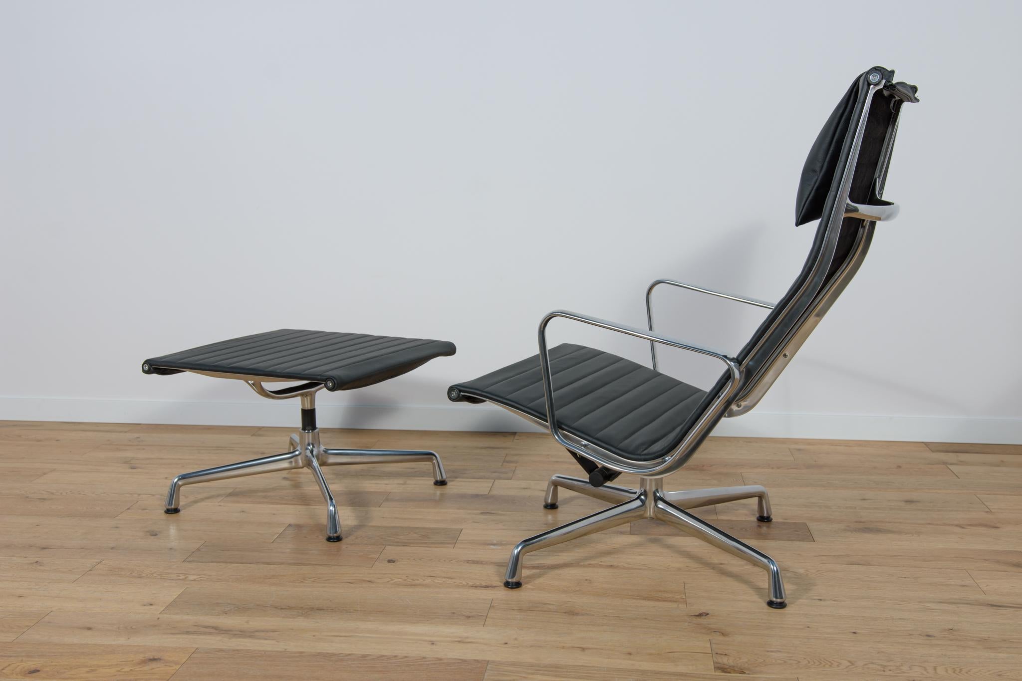 Eames Alu Group EA124 & EA125 Lounge Chair & Ottoman by Charles & Ray Eames  In Excellent Condition For Sale In GNIEZNO, 30