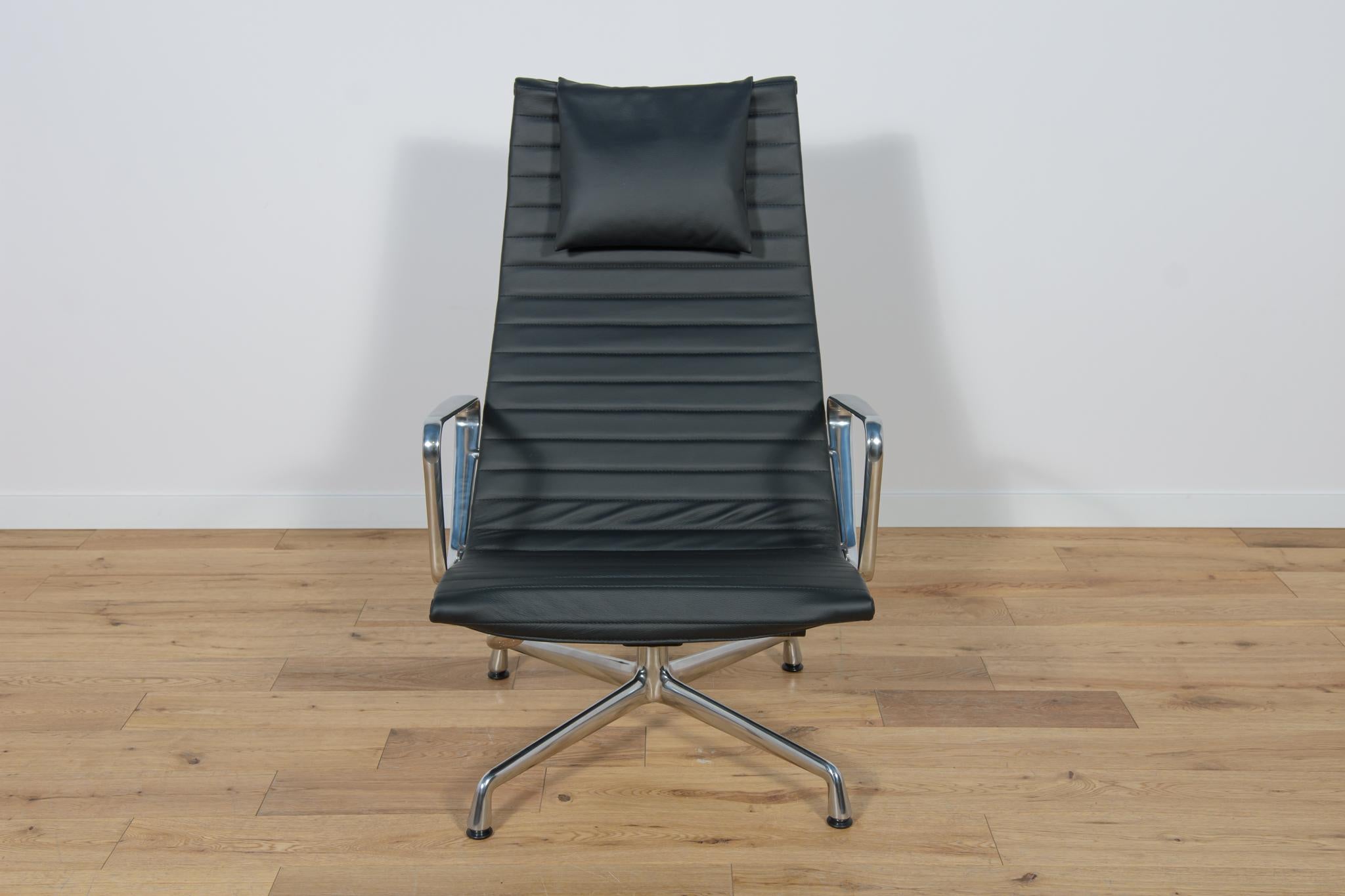 Late 20th Century Eames Alu Group EA124 & EA125 Lounge Chair & Ottoman by Charles & Ray Eames  For Sale