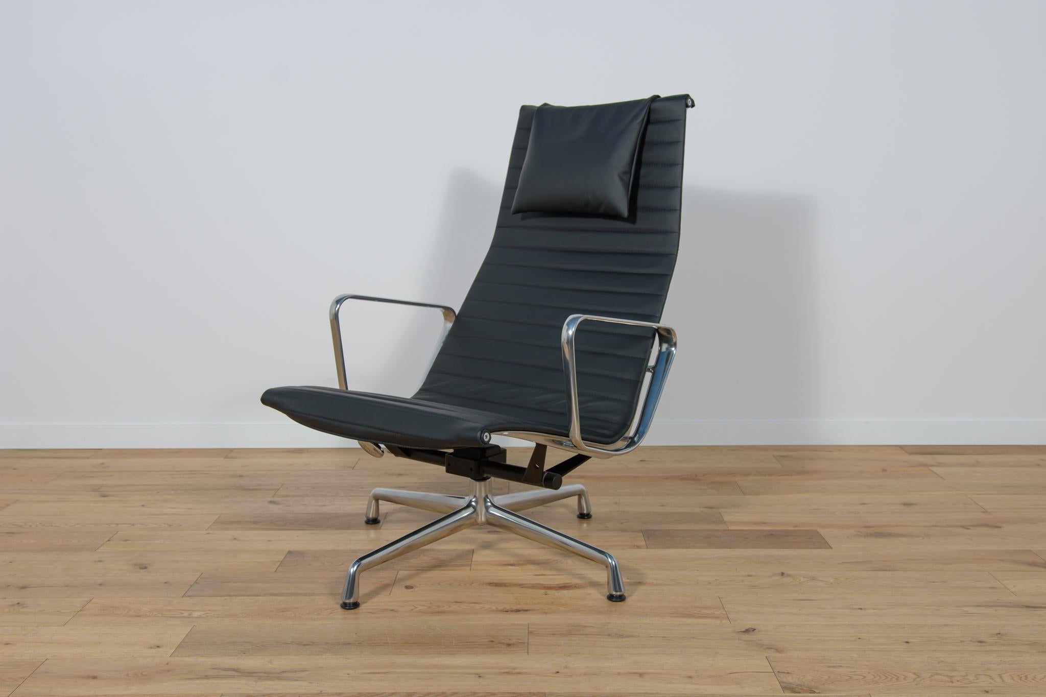 Metal Eames Alu Group EA124 & EA125 Lounge Chair & Ottoman by Charles & Ray Eames  For Sale