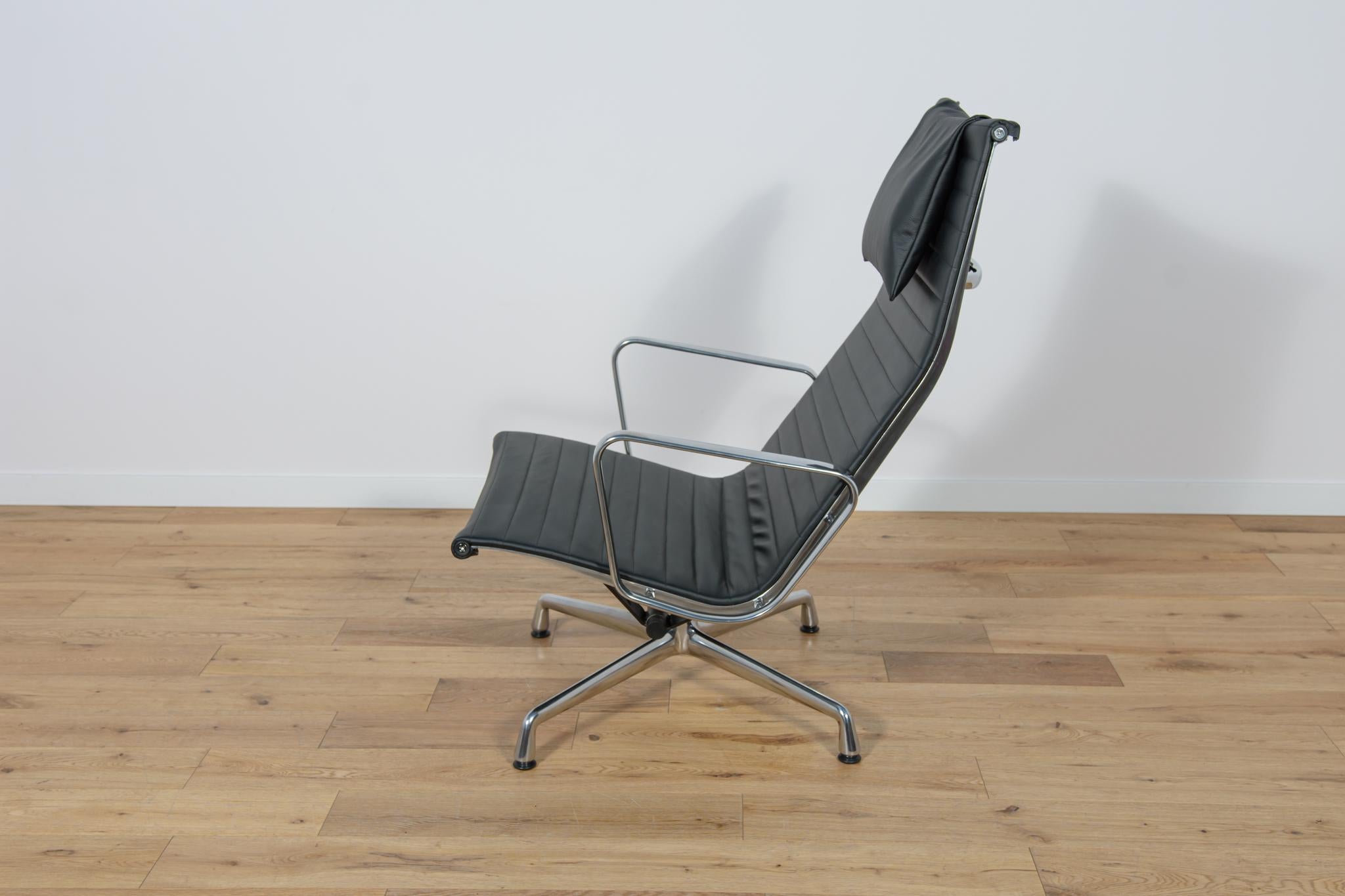 Eames Alu Group EA124 & EA125 Lounge Chair & Ottoman by Charles & Ray Eames  For Sale 1