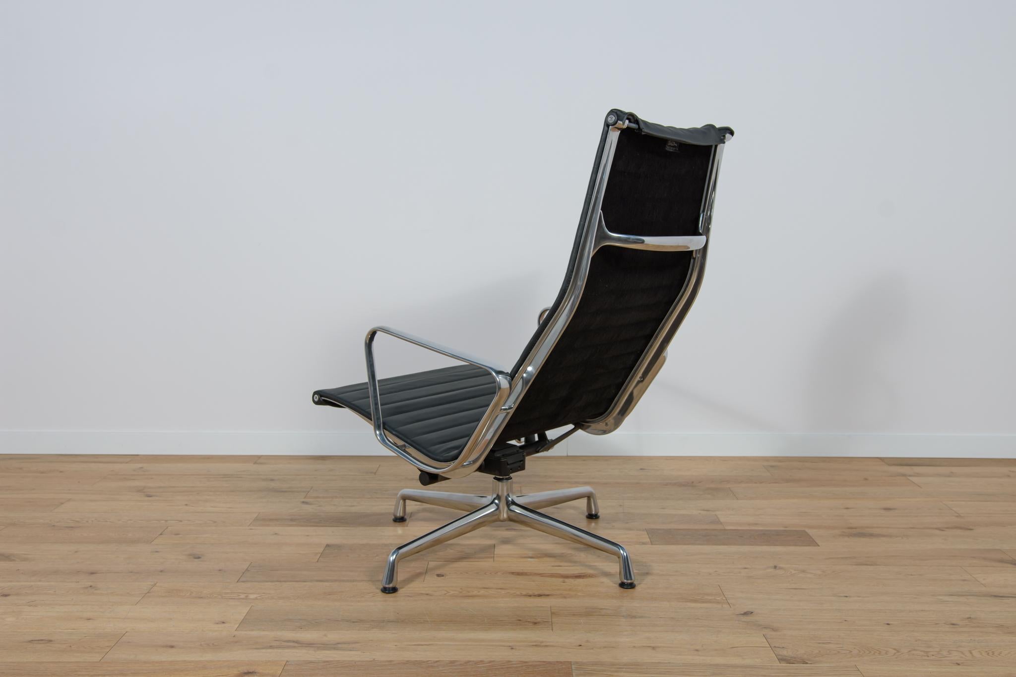 Eames Alu Group EA124 & EA125 Lounge Chair & Ottoman by Charles & Ray Eames  For Sale 2