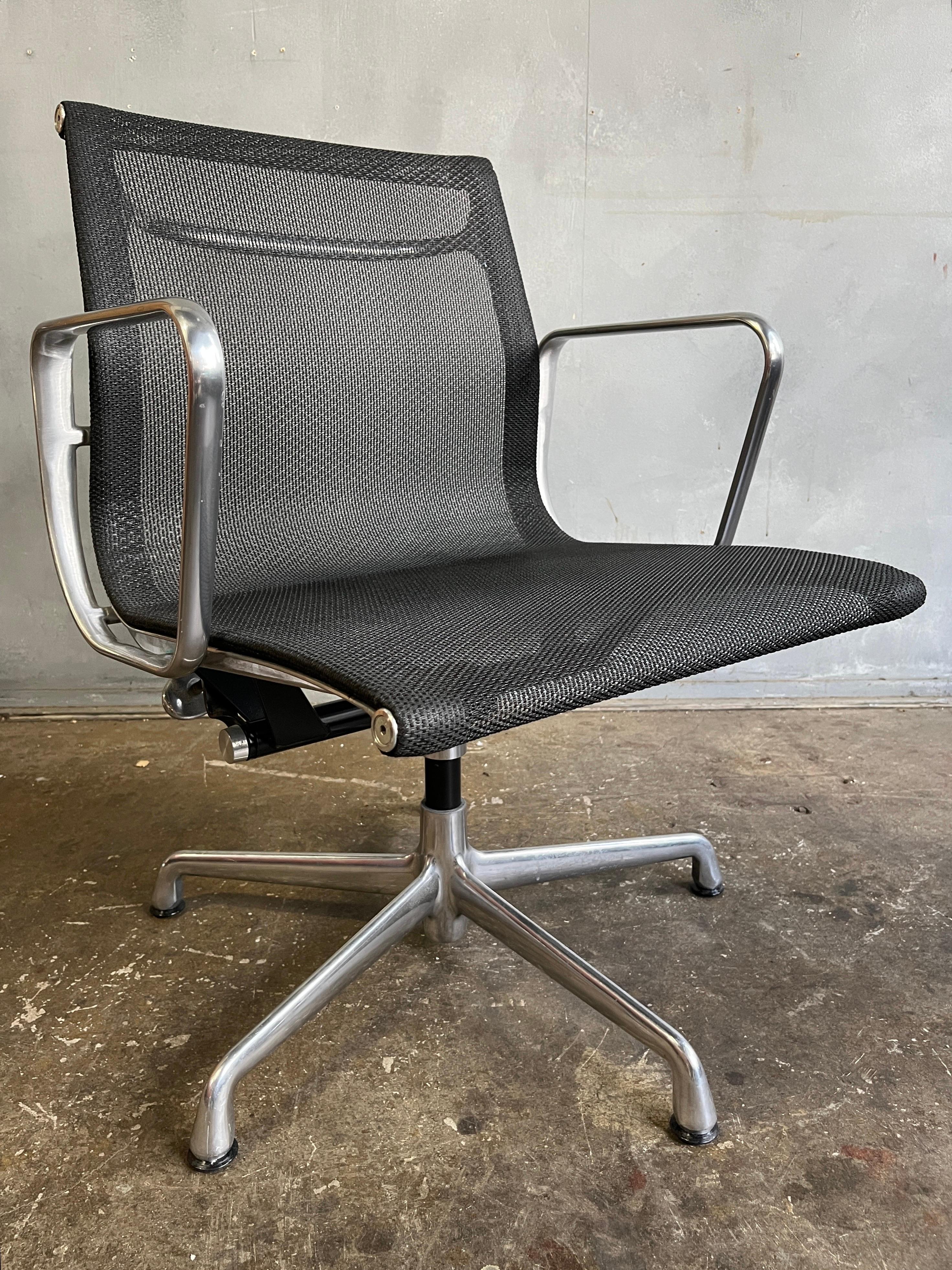 Chaises de groupe en aluminium Eames pour Herman Miller 3 disponibles en vente 3