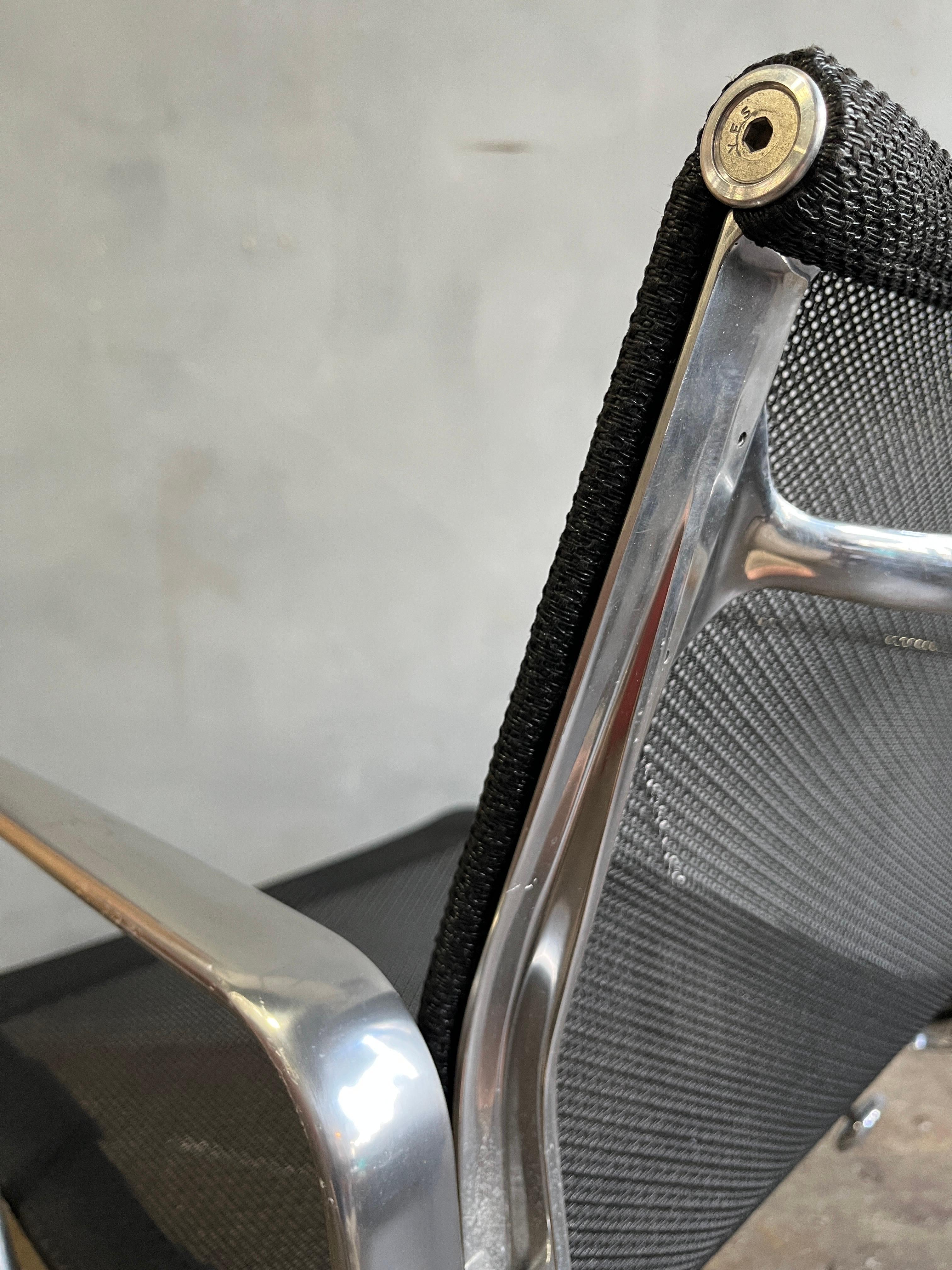 Nous vous proposons jusqu'à 5 chaises Aluminium Group Management en maille noire, conçues par Eames pour Herman Miller. Ces chaises sont les plus confortables de toutes les chaises Eames Group en aluminium et ont un aspect plus post-moderne.