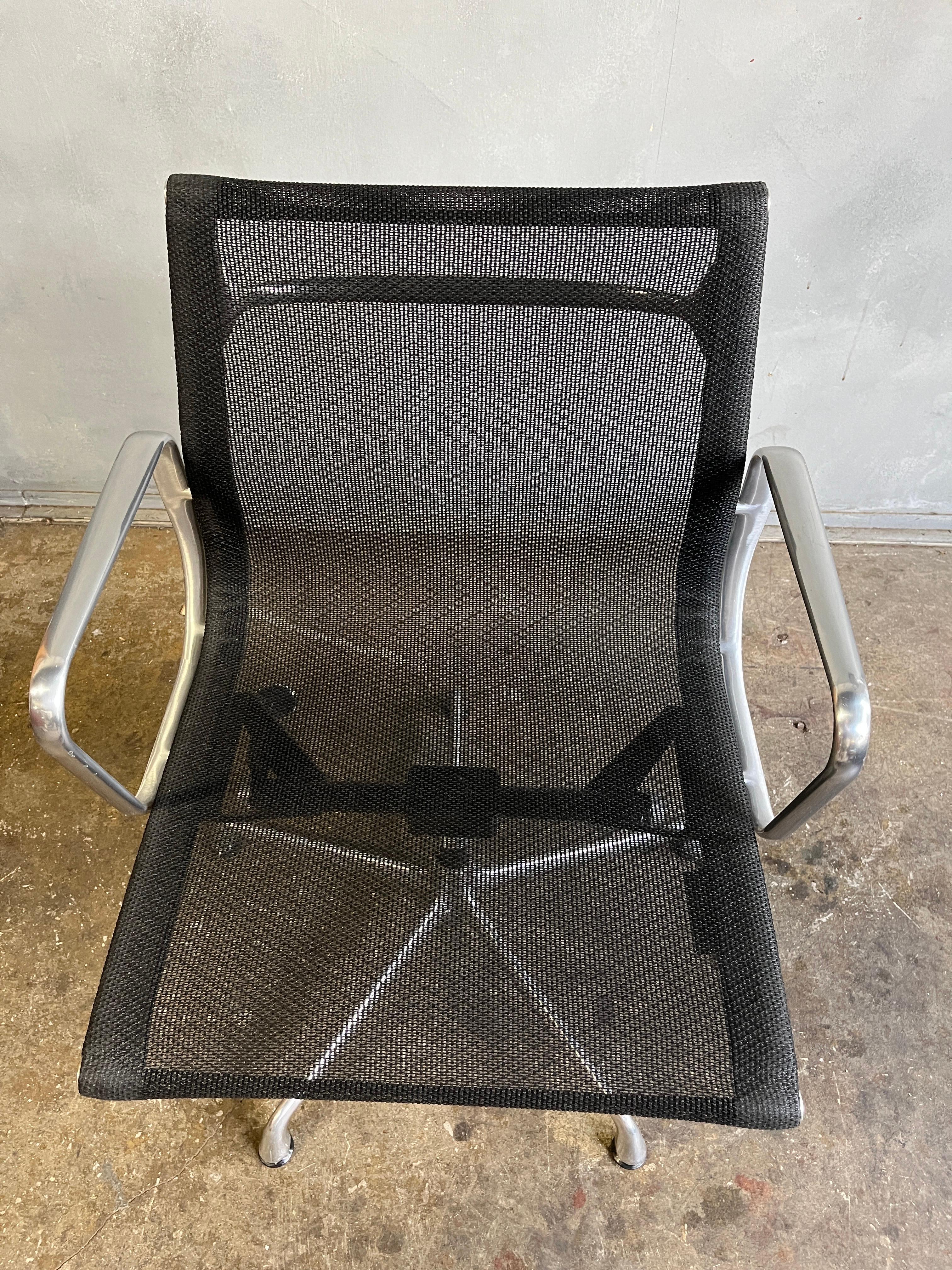 Mid-Century Modern Chaises de groupe en aluminium Eames pour Herman Miller 3 disponibles en vente