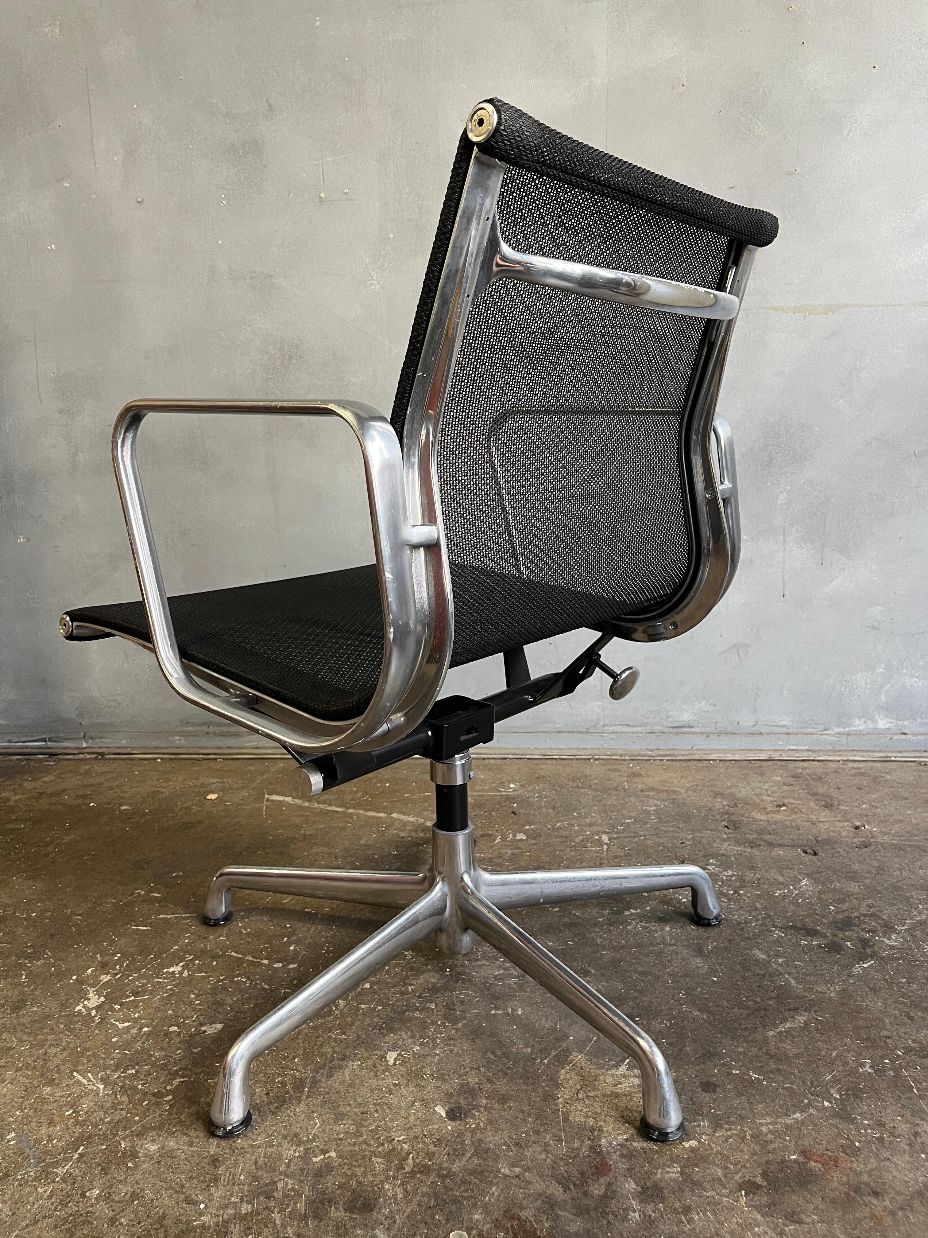 Aluminium Chaises de groupe en aluminium Eames pour Herman Miller 3 disponibles en vente