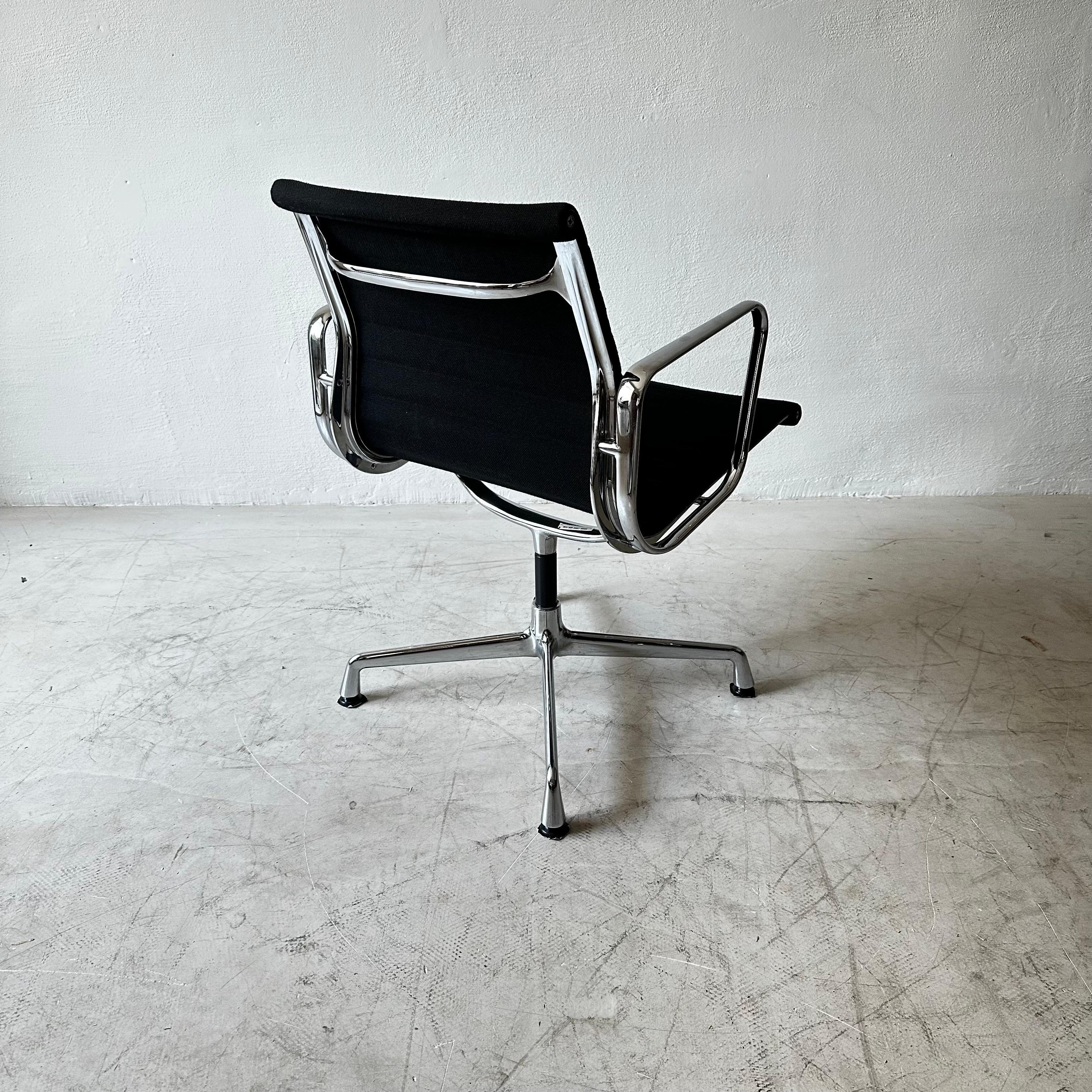 Eames Aluminium Group EA108 Chairs by Vitra In Good Condition For Sale In Vienna, AT