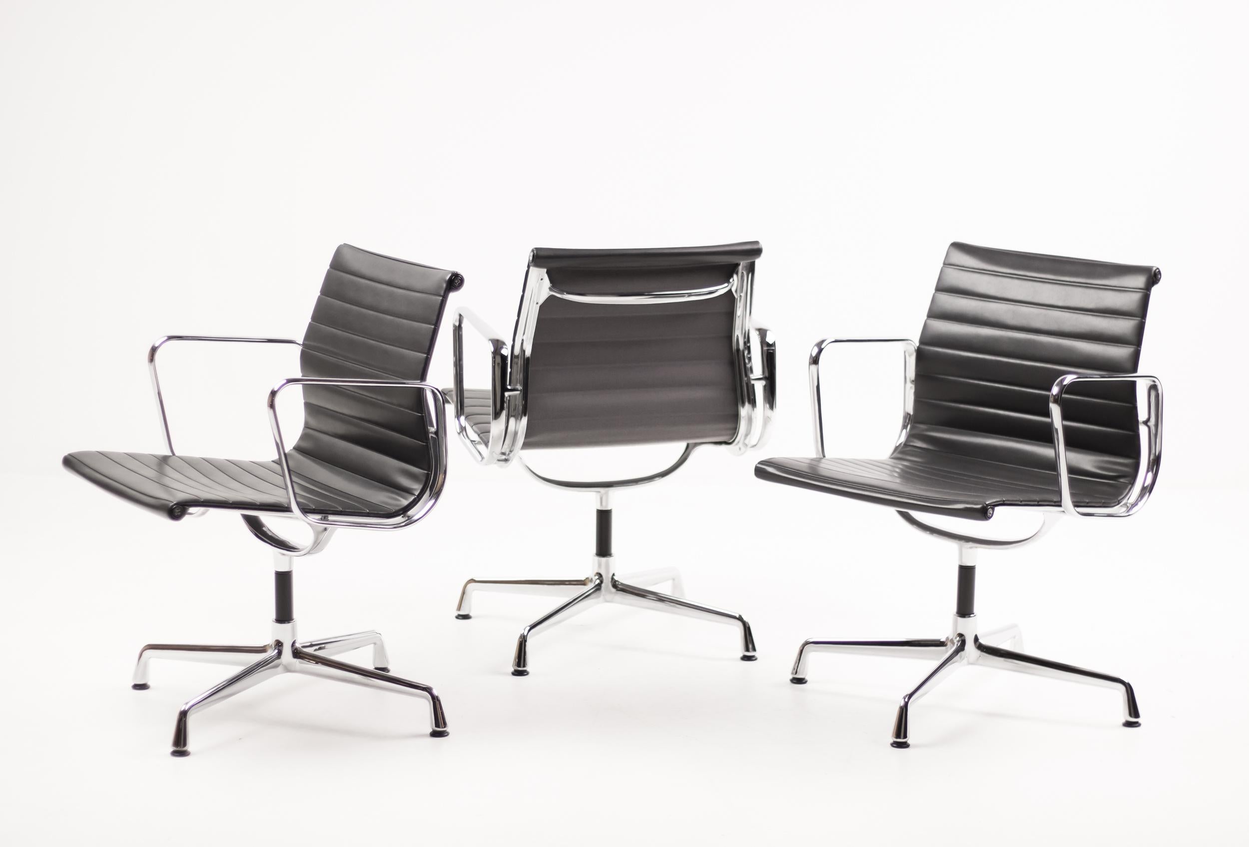 Eames Aluminium Group EA108 Chairs by Vitra In Good Condition In Dronten, NL