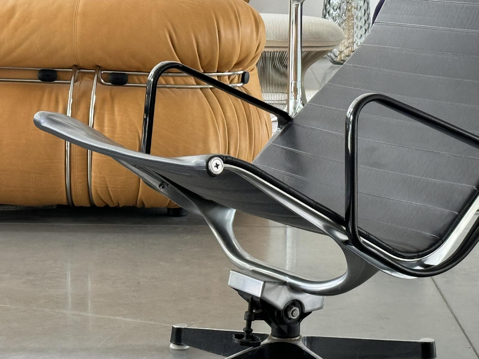 Eames Aluminium Group EA124 Lounge Chairs + EA125 Ottoman Herman Miller Ed. For Sale 3