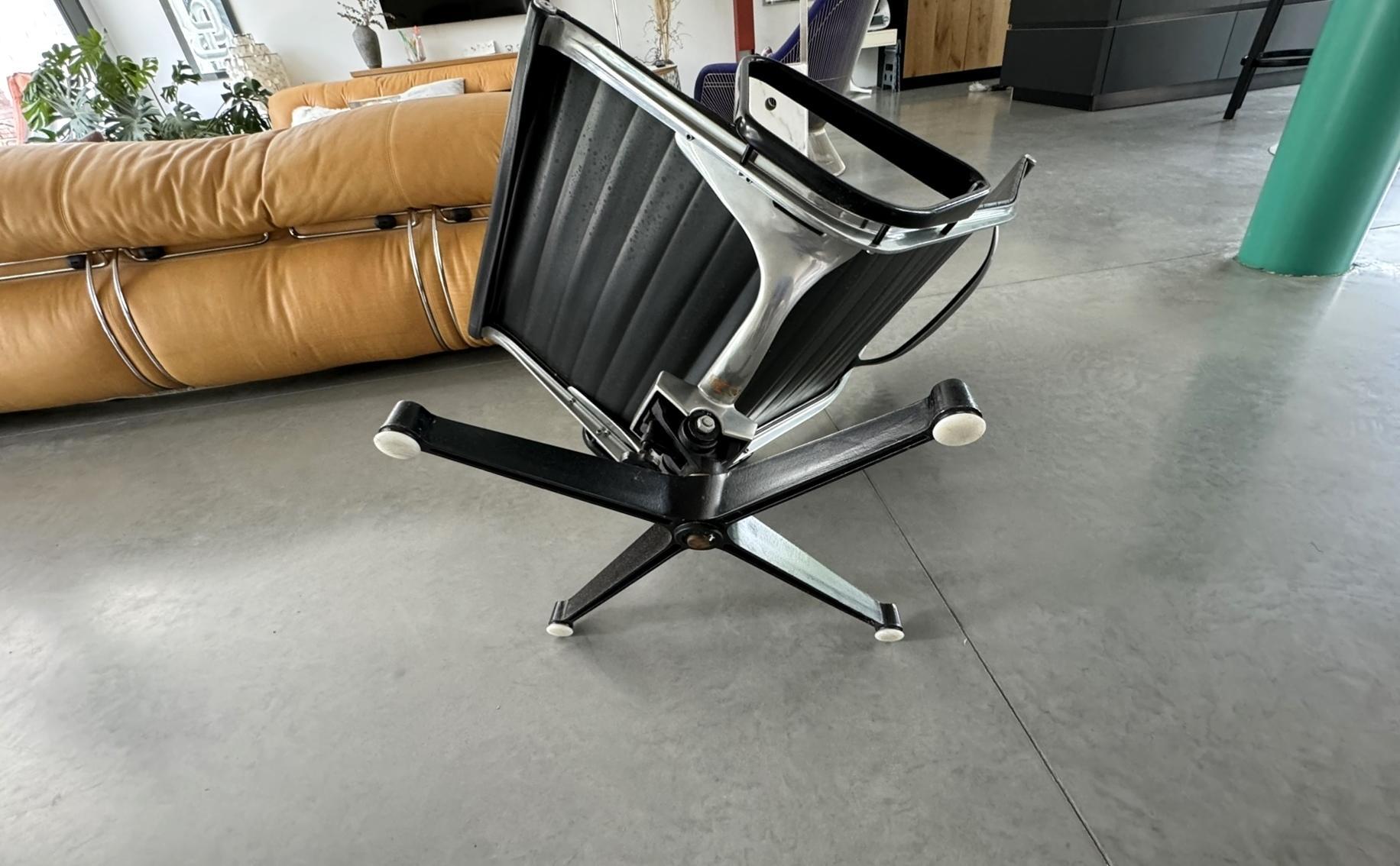 Eames Aluminium Group EA124 Lounge Chairs + EA125 Ottoman Herman Miller Ed. For Sale 4