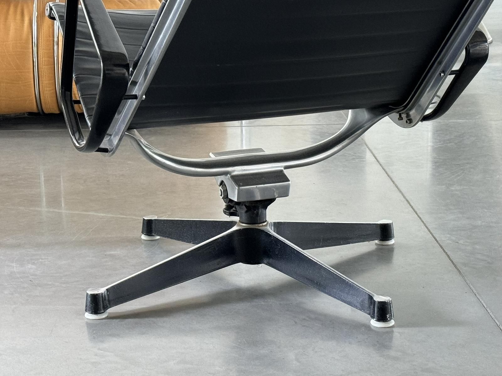 Eames Aluminium Group EA124 Lounge Chairs + EA125 Ottoman Herman Miller Ed. For Sale 6
