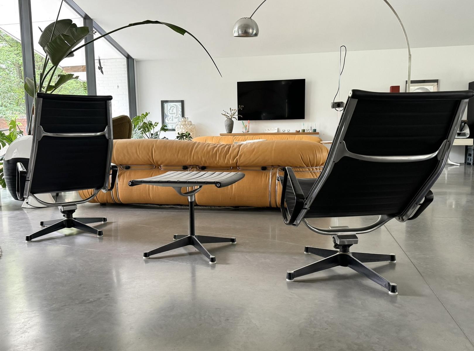 Mid-Century Modern Eames Aluminium Group EA124 Lounge Chairs + EA125 Ottoman Herman Miller Ed. For Sale