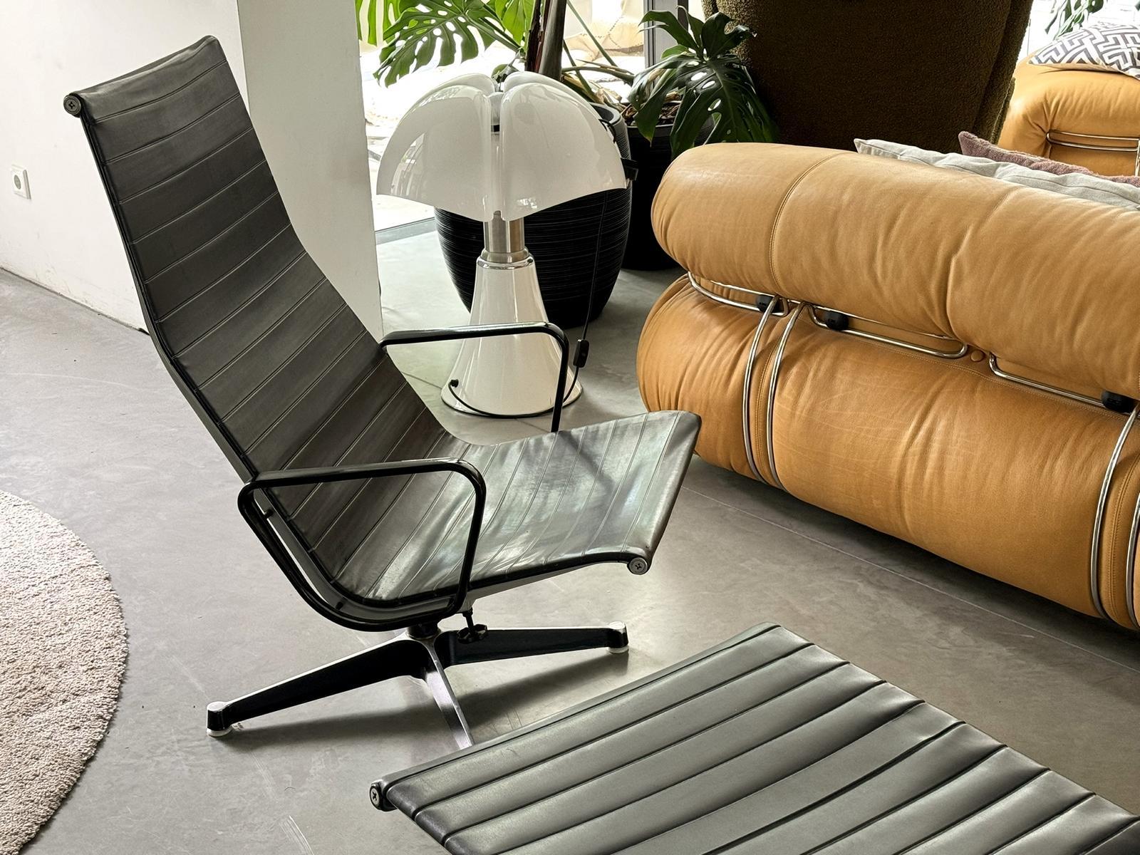 Eames Aluminium Group EA124 Lounge Chairs + EA125 Ottoman Herman Miller Ed. In Good Condition For Sale In Telgte, DE