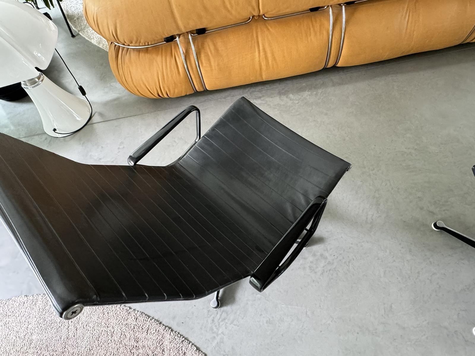 Mid-20th Century Eames Aluminium Group EA124 Lounge Chairs + EA125 Ottoman Herman Miller Ed. For Sale