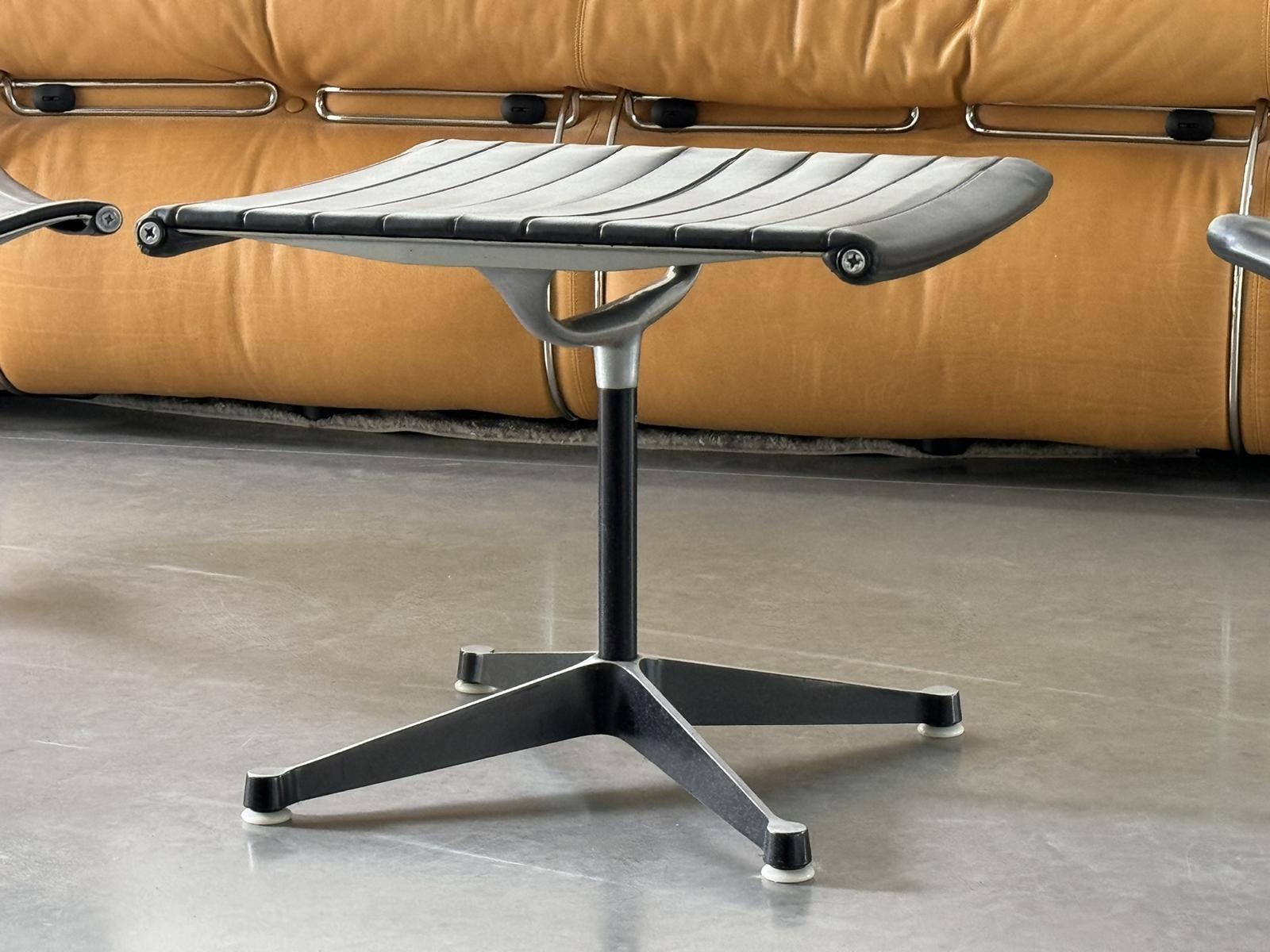 Aluminum Eames Aluminium Group EA124 Lounge Chairs + EA125 Ottoman Herman Miller Ed. For Sale