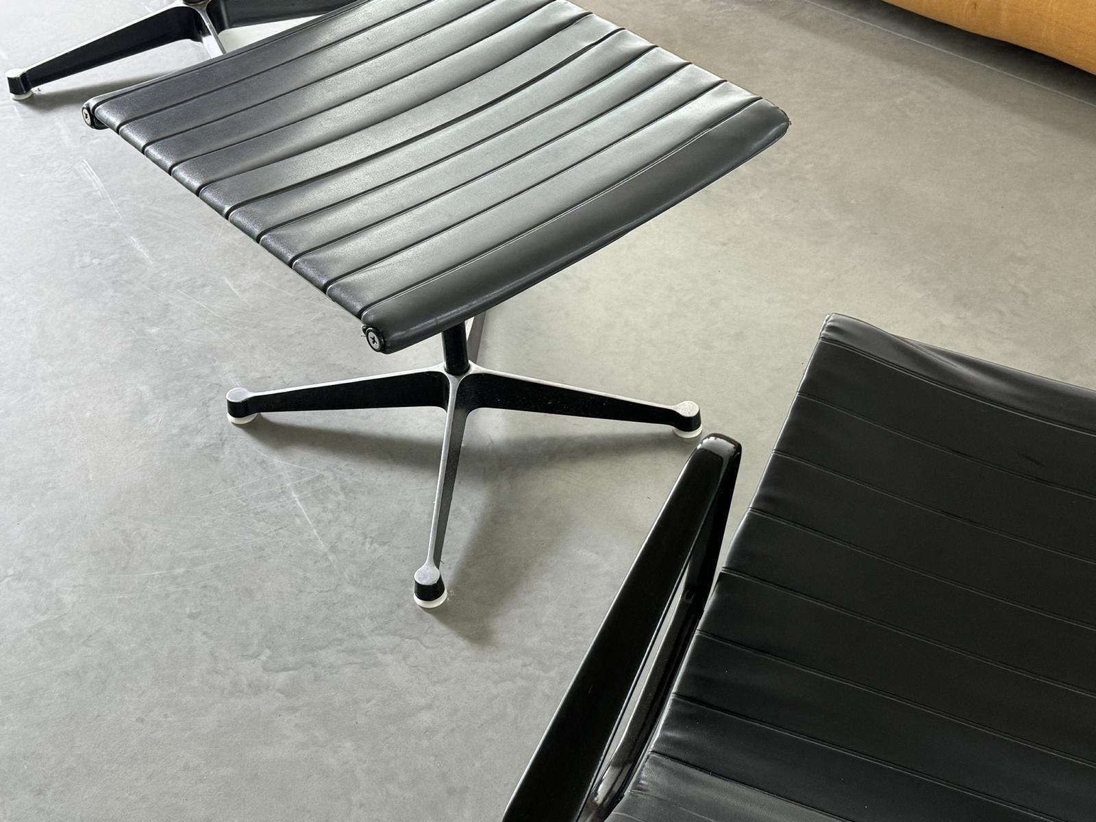 Eames Aluminium Group EA124 Lounge Chairs + EA125 Ottoman Herman Miller Ed. For Sale 1