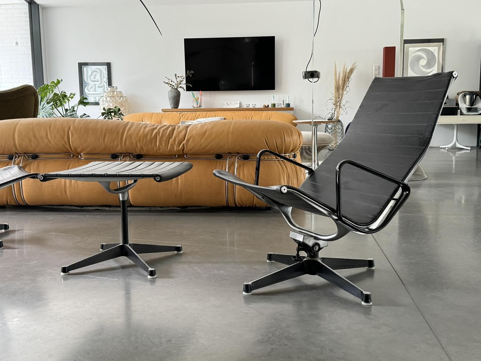 Eames Aluminium Group EA124 Lounge Chairs + EA125 Ottoman Herman Miller Ed. For Sale 2