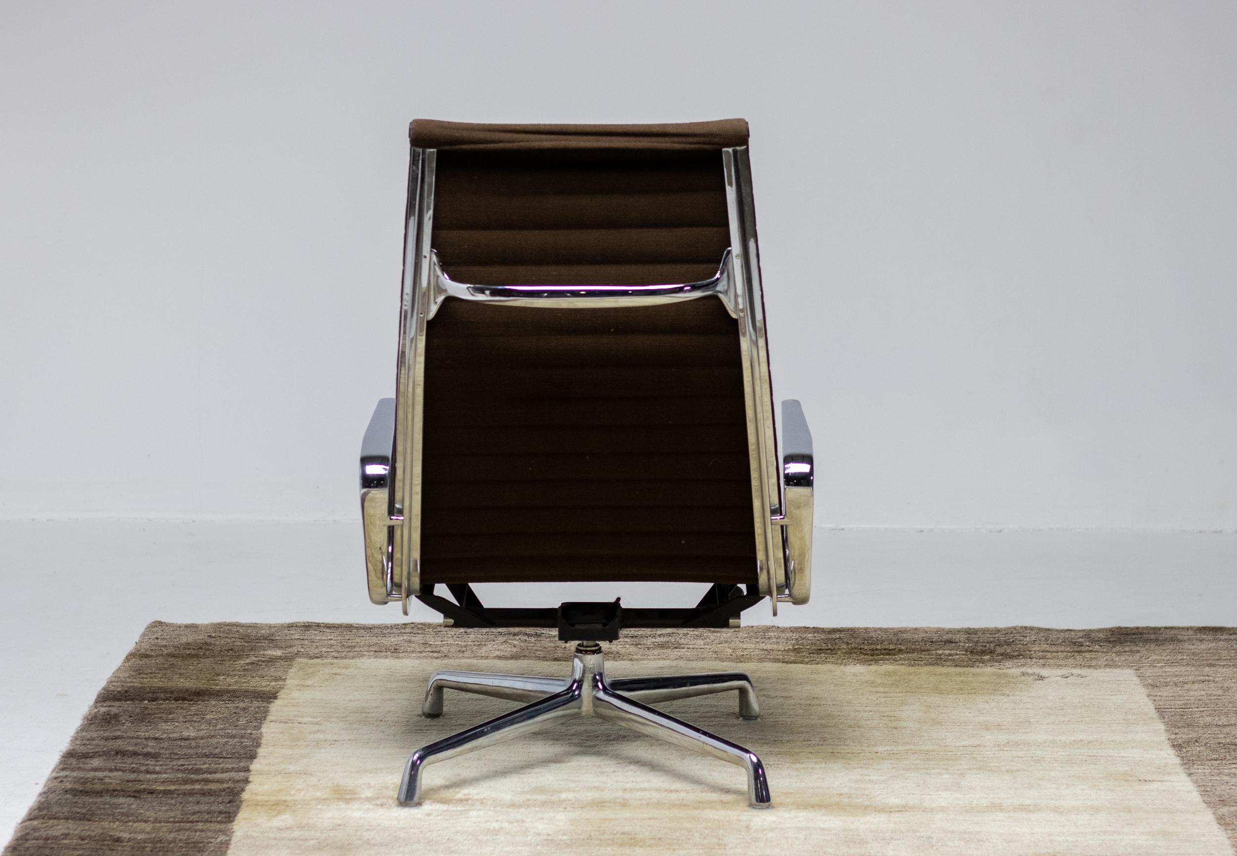 Milieu du XXe siècle Chaise longue du groupe Eames Aluminium pour Herman Miller en vente