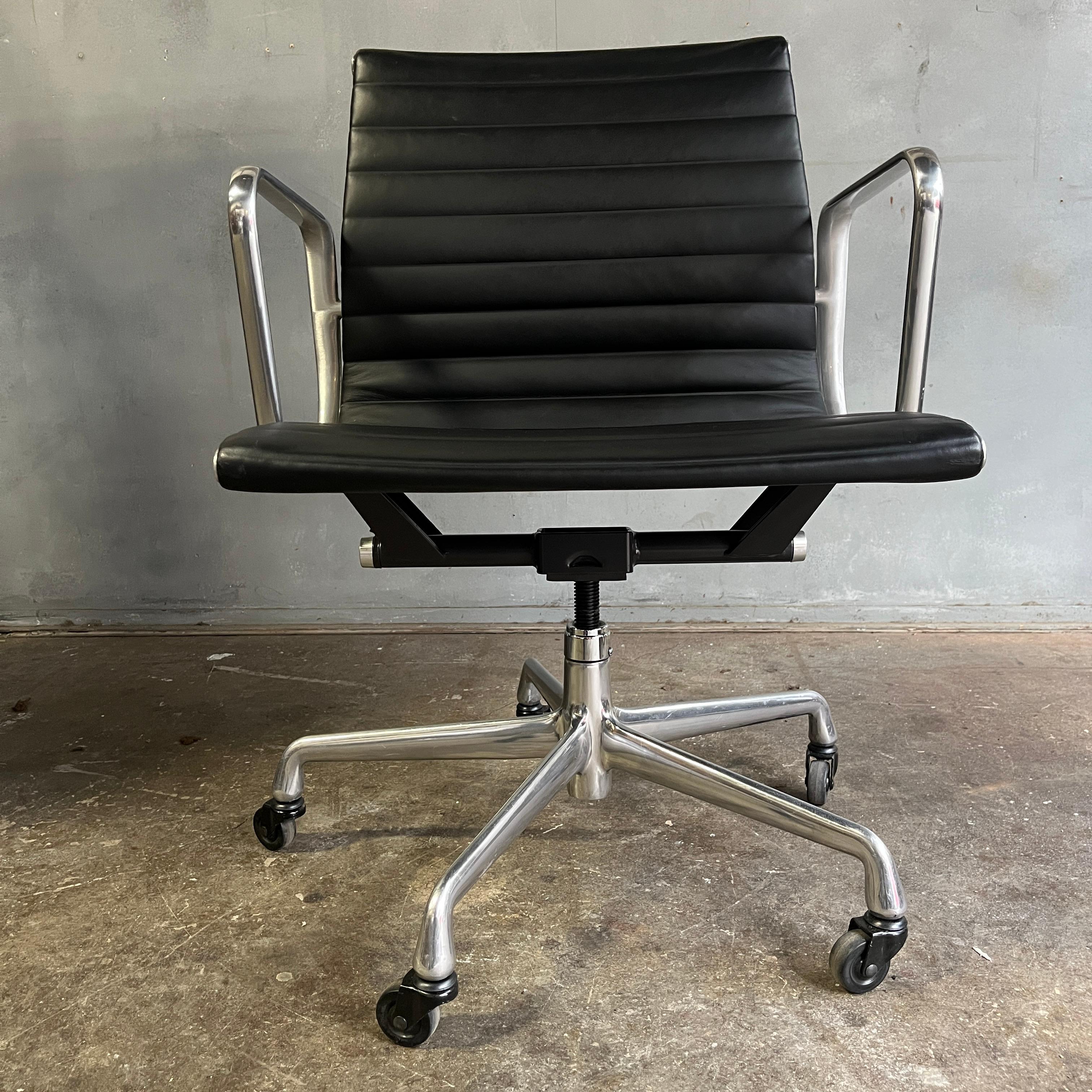  Eames Aluminium Group Management Chairs for Herman Miller For Sale 3