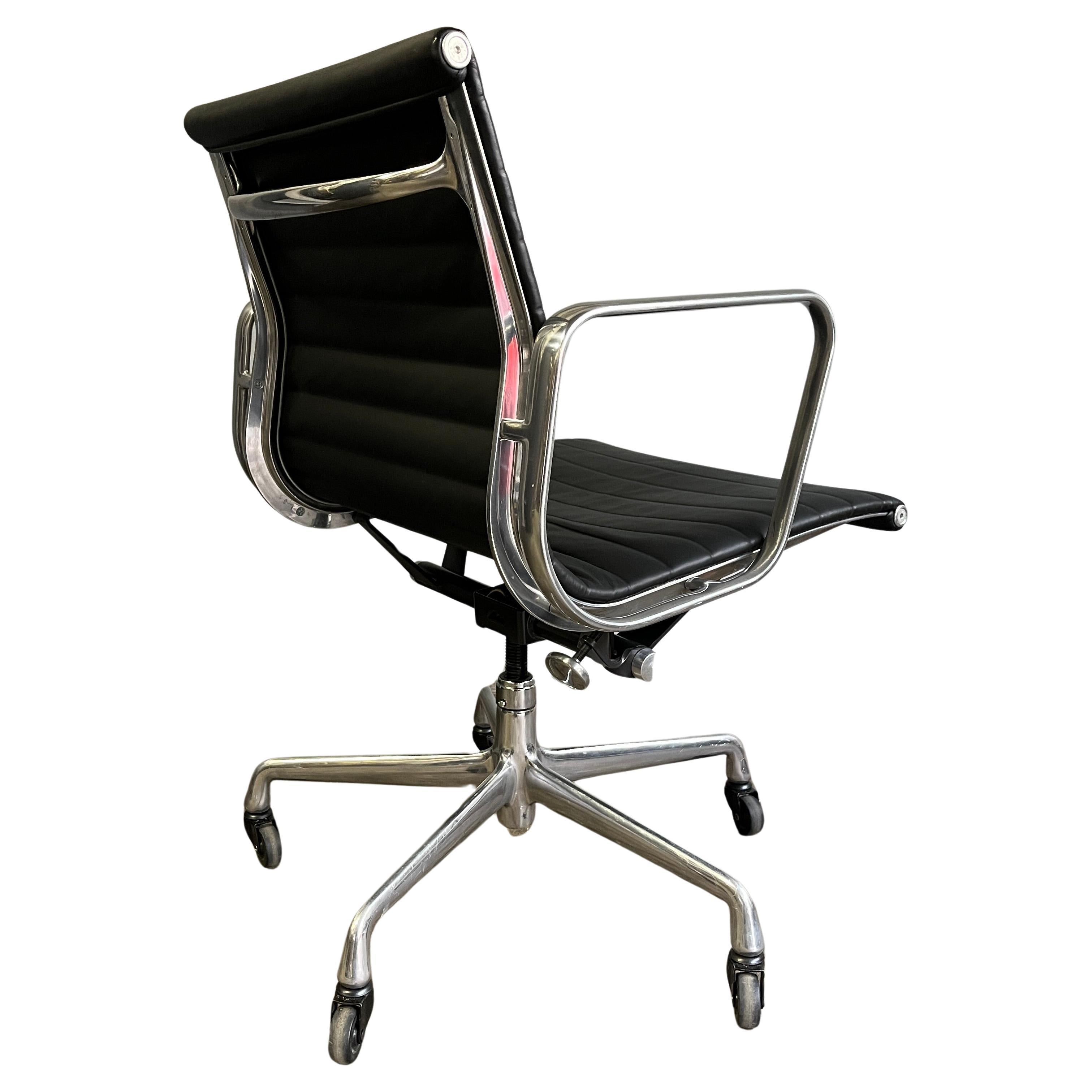  Eames Aluminium Group Management Chairs for Herman Miller For Sale 3