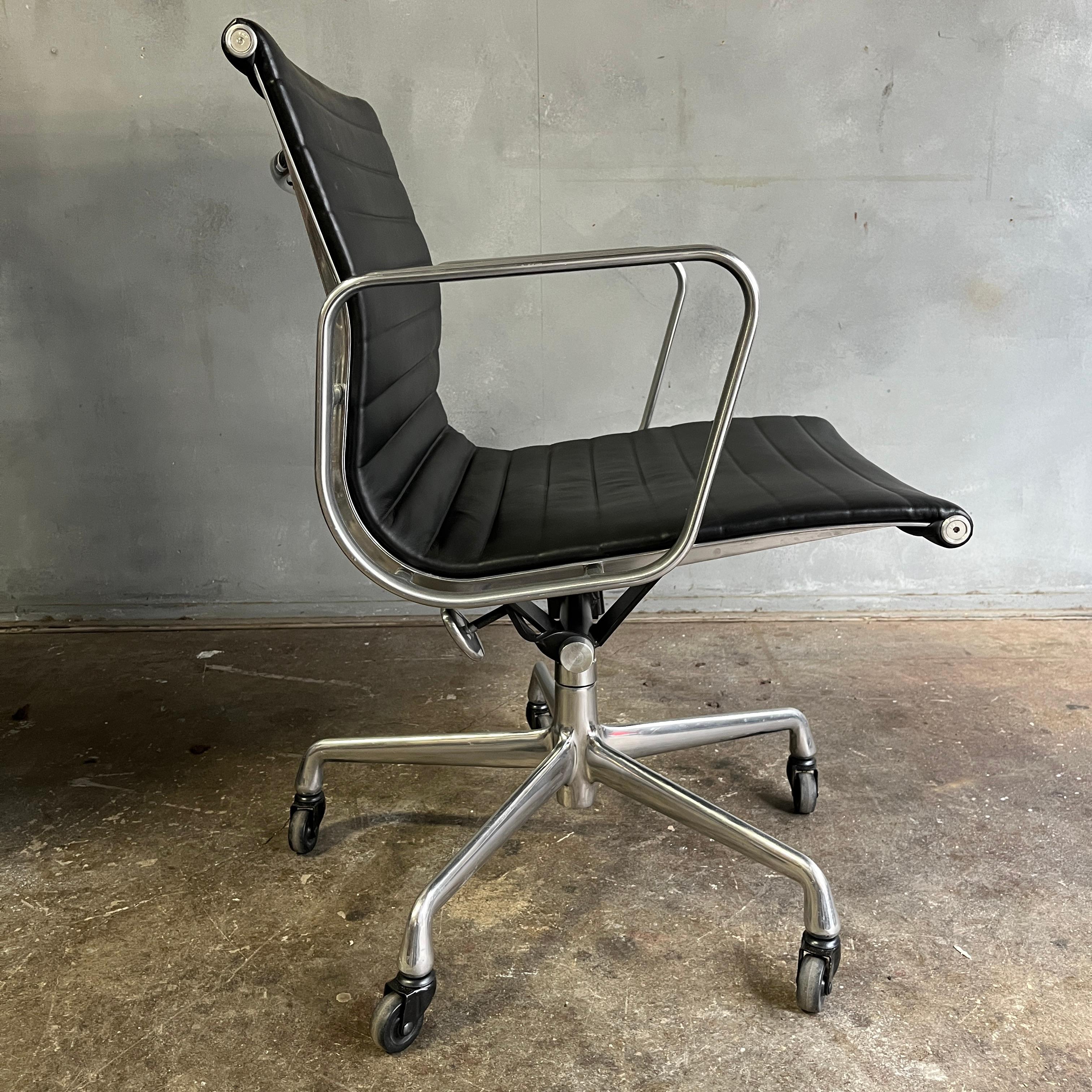 Zu Ihrer Verfügung stehen bis zu 18 Gruppenstühle aus Aluminium mit schwarzem Leder, entworfen von Eames für Herman Miller. Alle in sehr gutem Originalzustand mit minimalen Gebrauchsspuren. Mit manueller Neigungs- und Höhenverstellung. 

Armhöhe