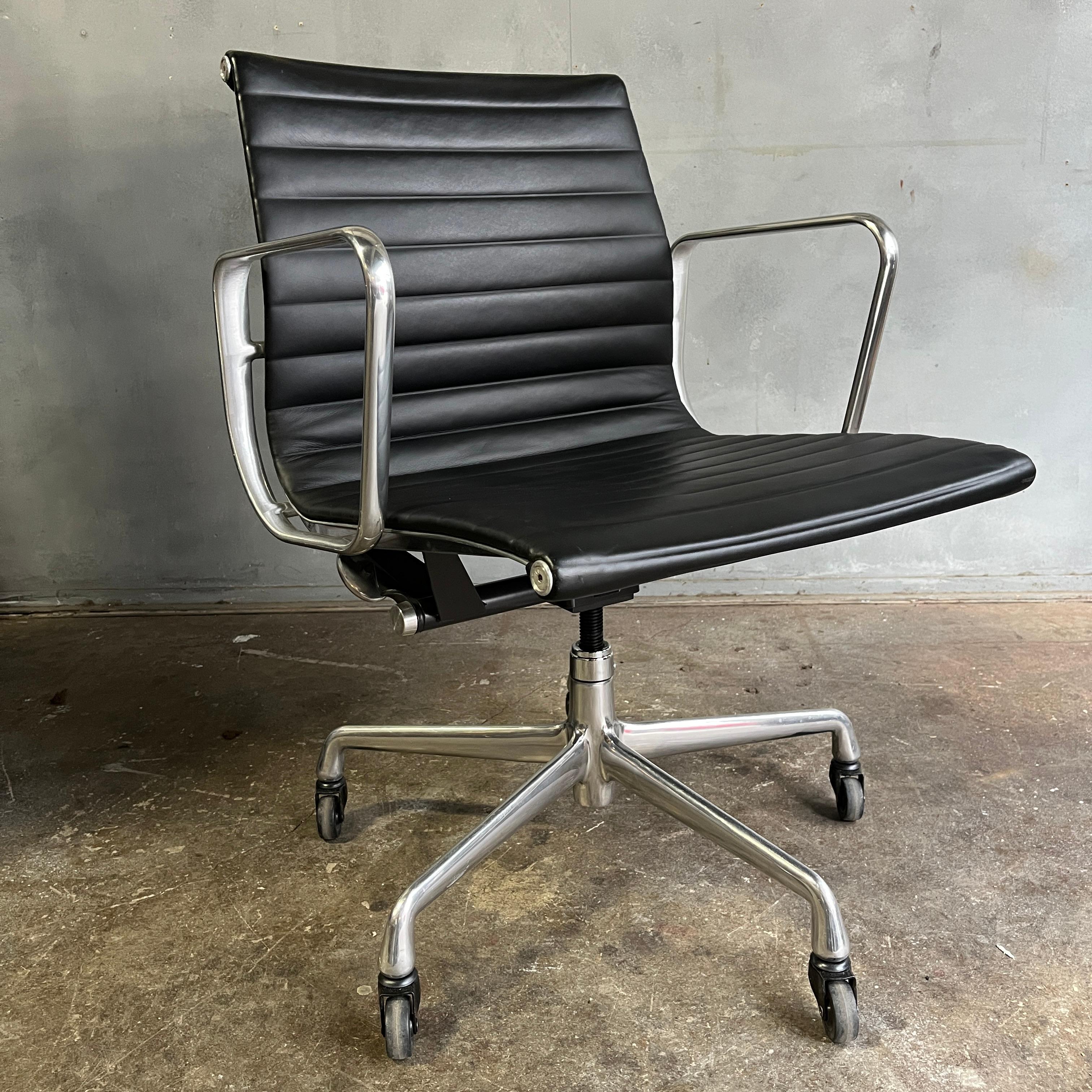 Mid-Century Modern  Chaises de gestion de groupe en aluminium Eames pour Herman Miller en vente