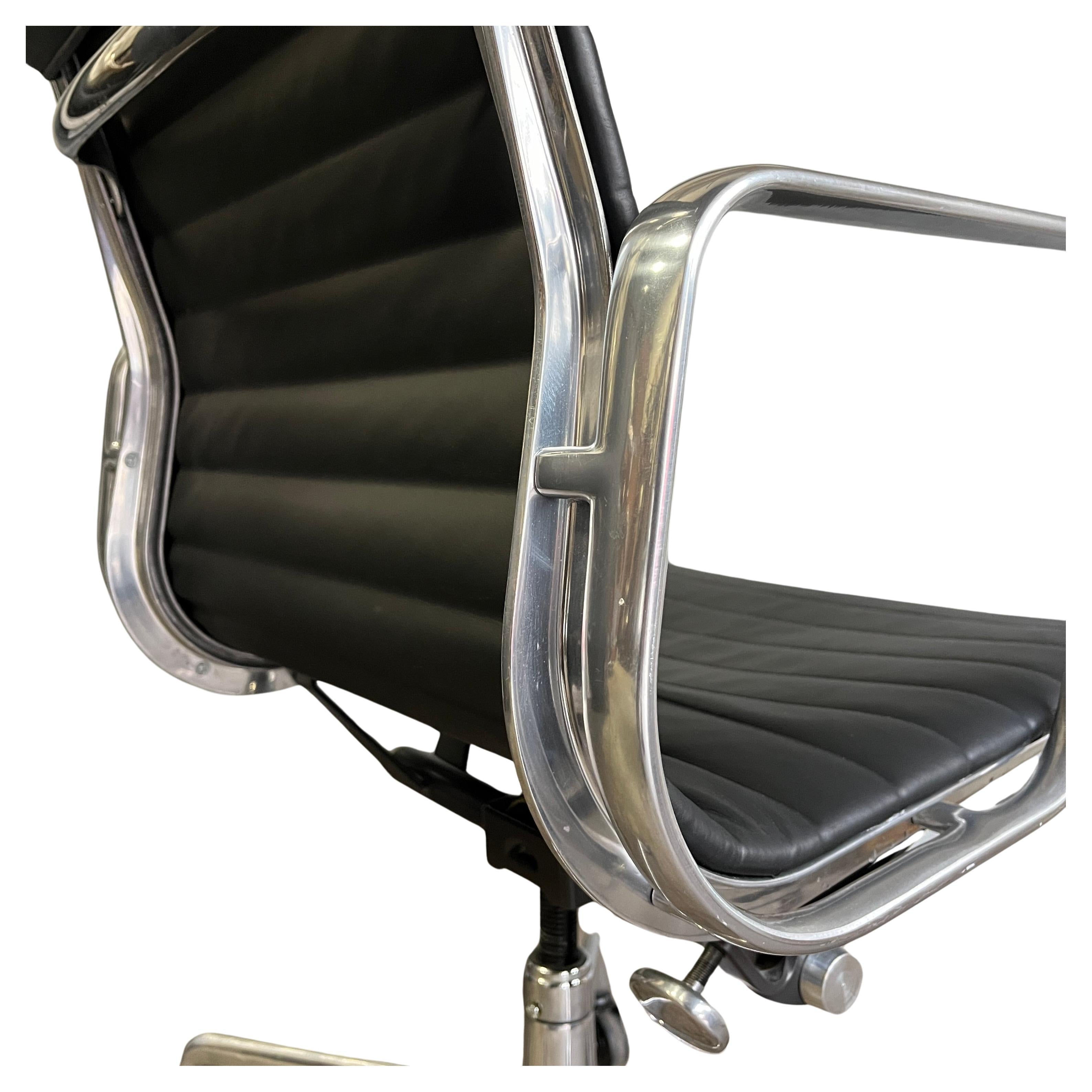  Eames Aluminium Group Management Chairs for Herman Miller In Good Condition For Sale In BROOKLYN, NY