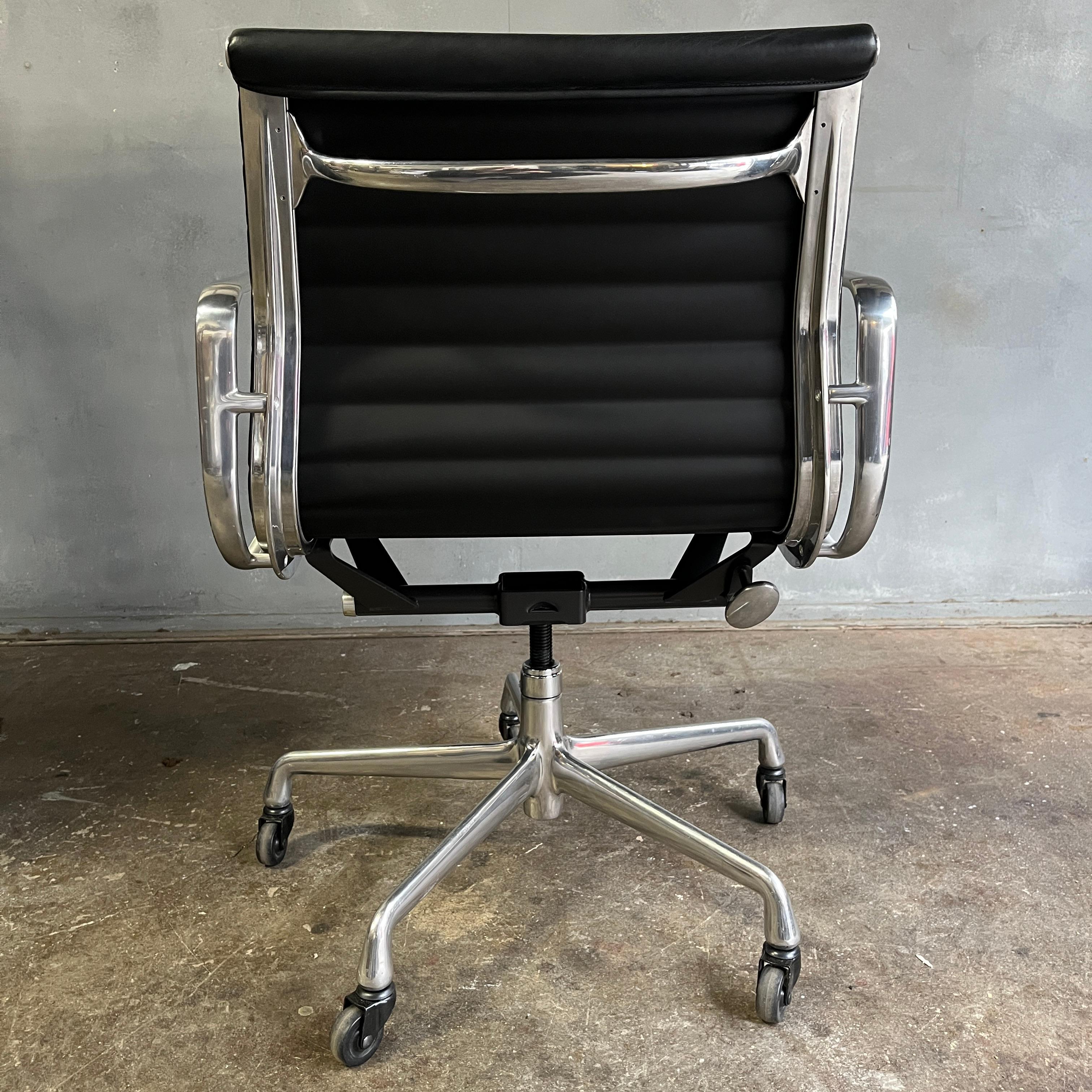  Chaises de gestion de groupe en aluminium Eames pour Herman Miller Bon état - En vente à BROOKLYN, NY