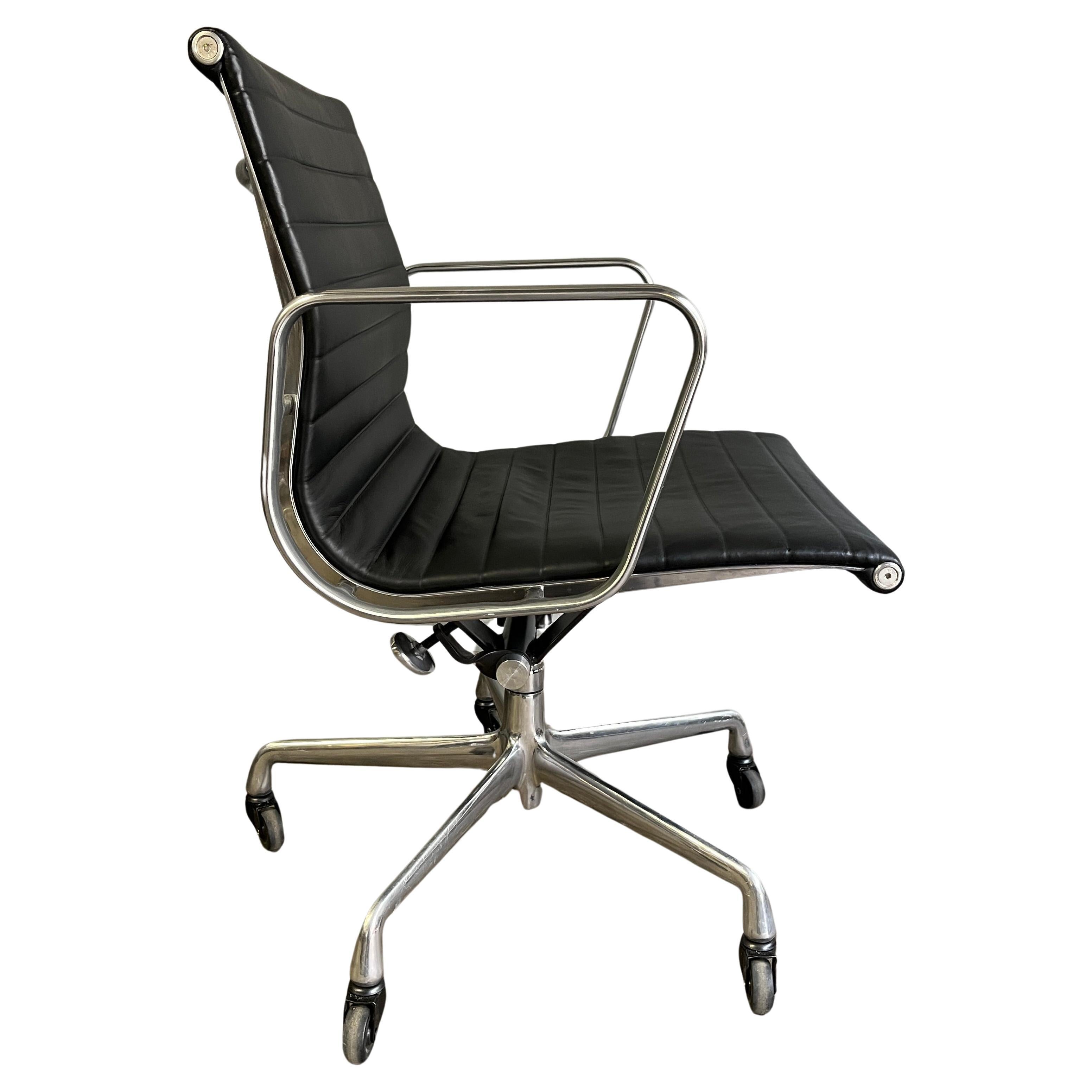 20th Century  Eames Aluminium Group Management Chairs for Herman Miller For Sale