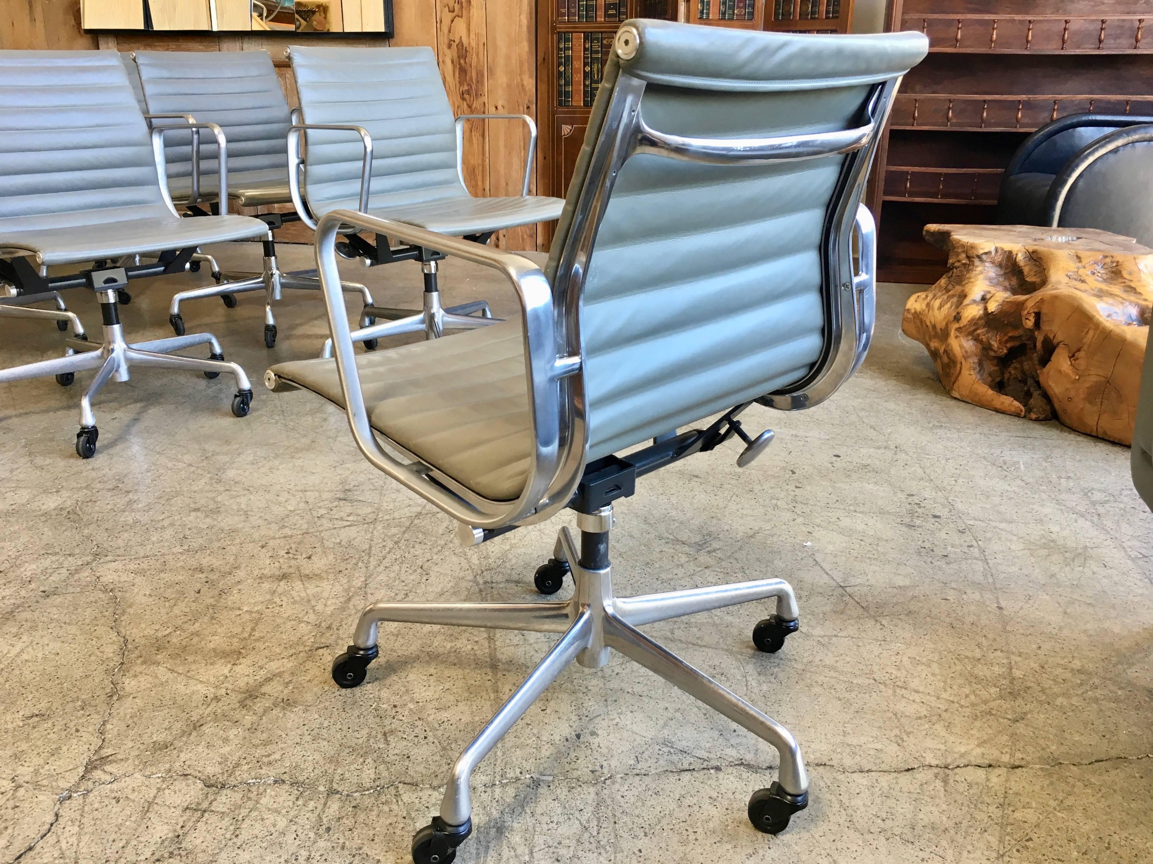 Contemporary Eames Aluminium Group Management Chairs for Herman Miller