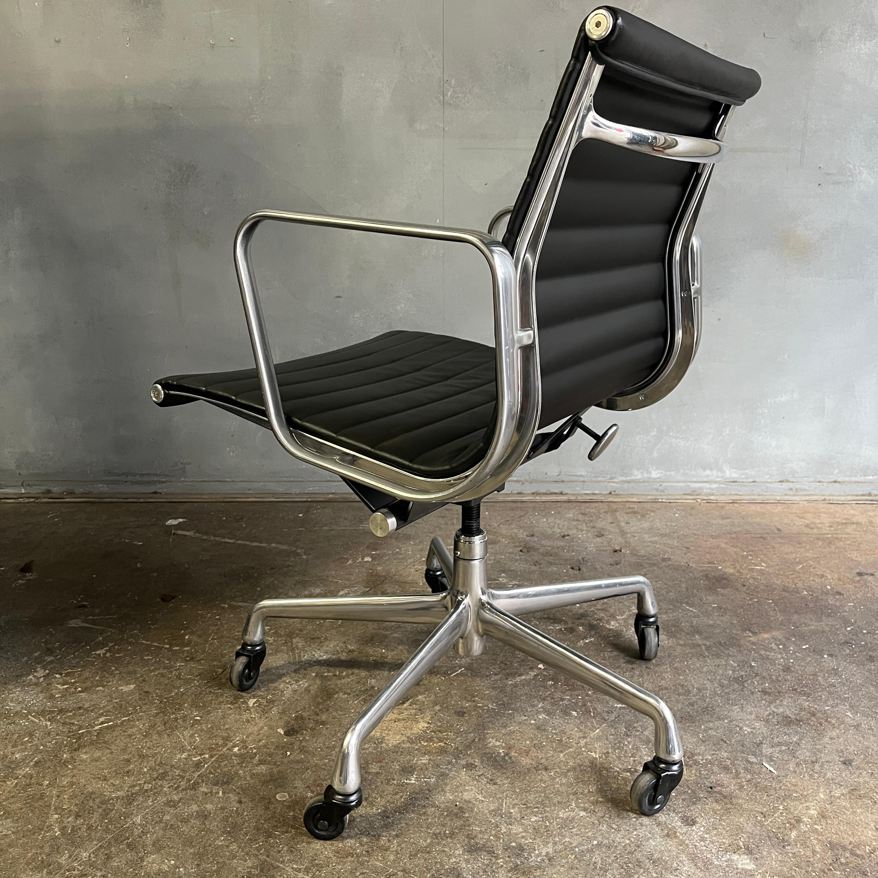 20th Century  Eames Aluminium Group Management Chairs for Herman Miller For Sale